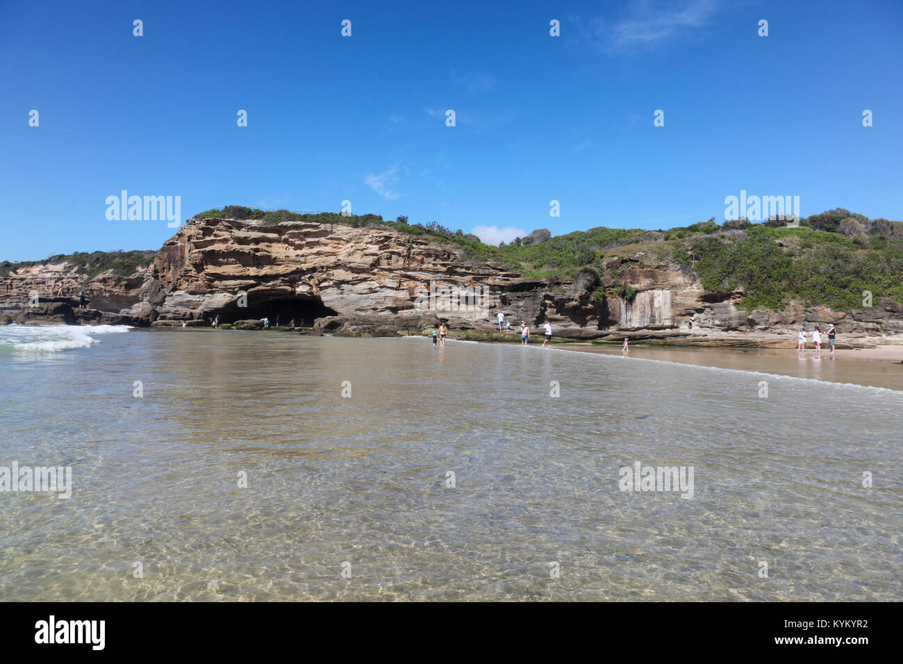 Höhlen Strand ist südlich von Swansea Köpfe in der Newcastle Region liegt. Es ist ein wunderschöner Strand mit einigen Höhlen in den Felsen am südlichen Stockfoto