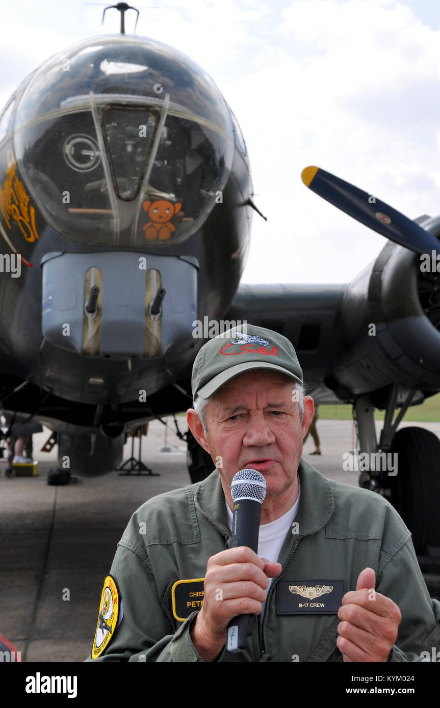 Sally B Chief Engineer Peter Brown in einer Rede auf einer Flugshow über der Boeing B-17 Flying Fortress Ebene, hilft er von Duxford Airfield zu bedienen Stockfoto