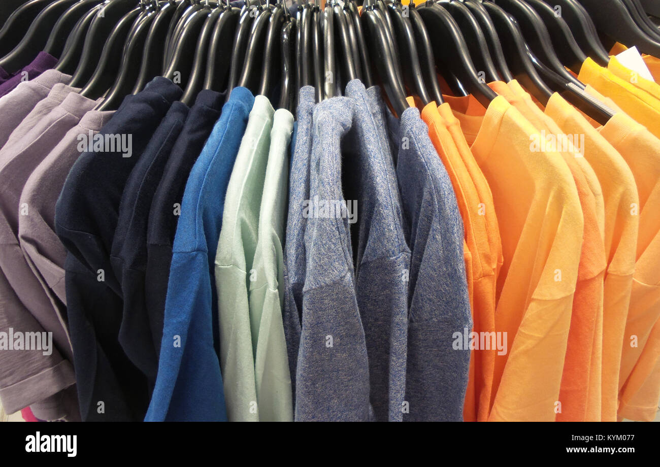 Rainbow farbige Kleider auf Kleiderbügeln im Ladengeschäft. Mode und  Shopping Konzept Stockfotografie - Alamy