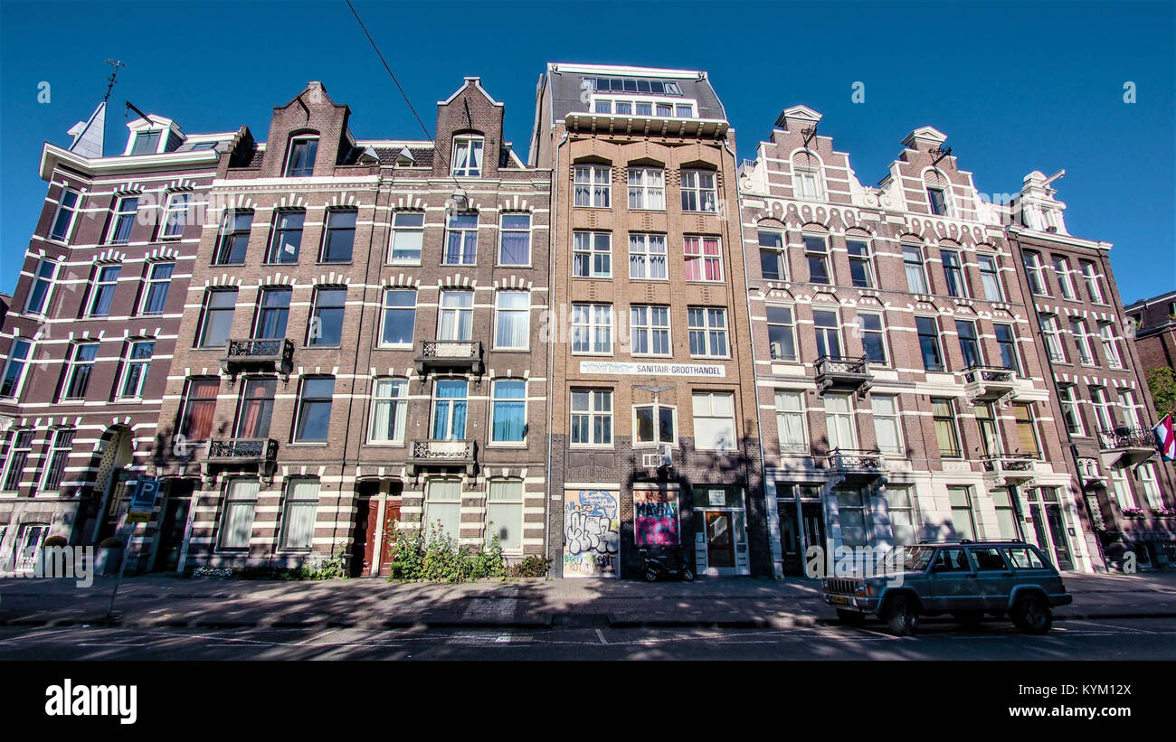 Ein historisches Bild der Nassaukade, zwischen Tweede Helmersstraat und Derde Helmersstraat in Amsterdam. Dieses Foto zeigt die städtische Landschaft und die architektonischen Merkmale der Gegend während des frühen 20. Jahrhunderts. Stockfoto
