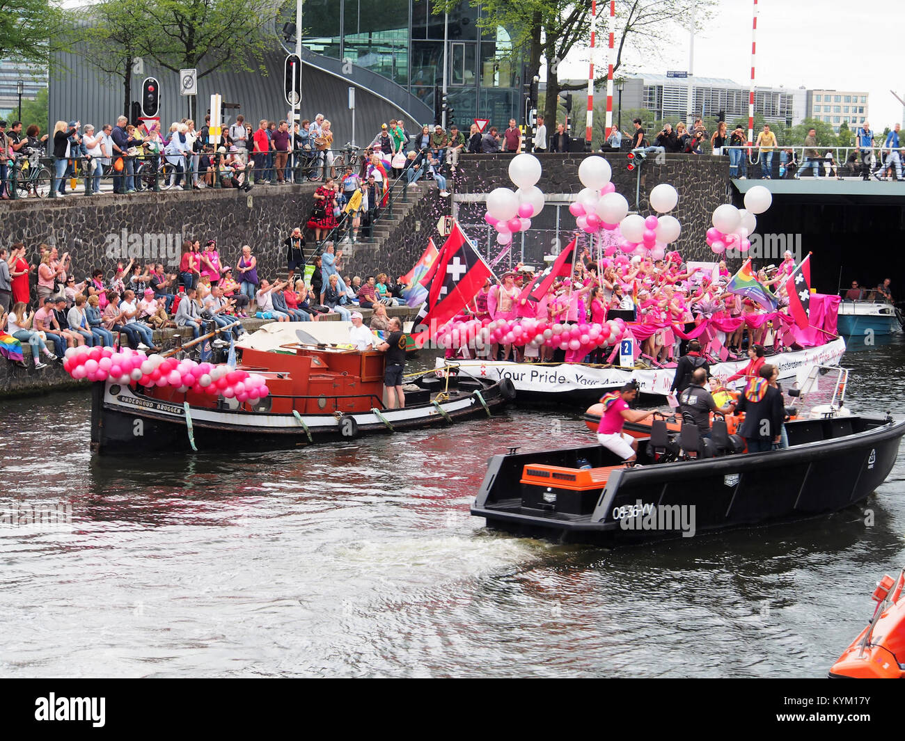 Ein Foto von Boot 2 „My Pride My Amsterdam“ während der Canal Parade 2017 in Amsterdam, das den lebendigen und inklusiven Geist der Veranstaltung zeigt. Stockfoto