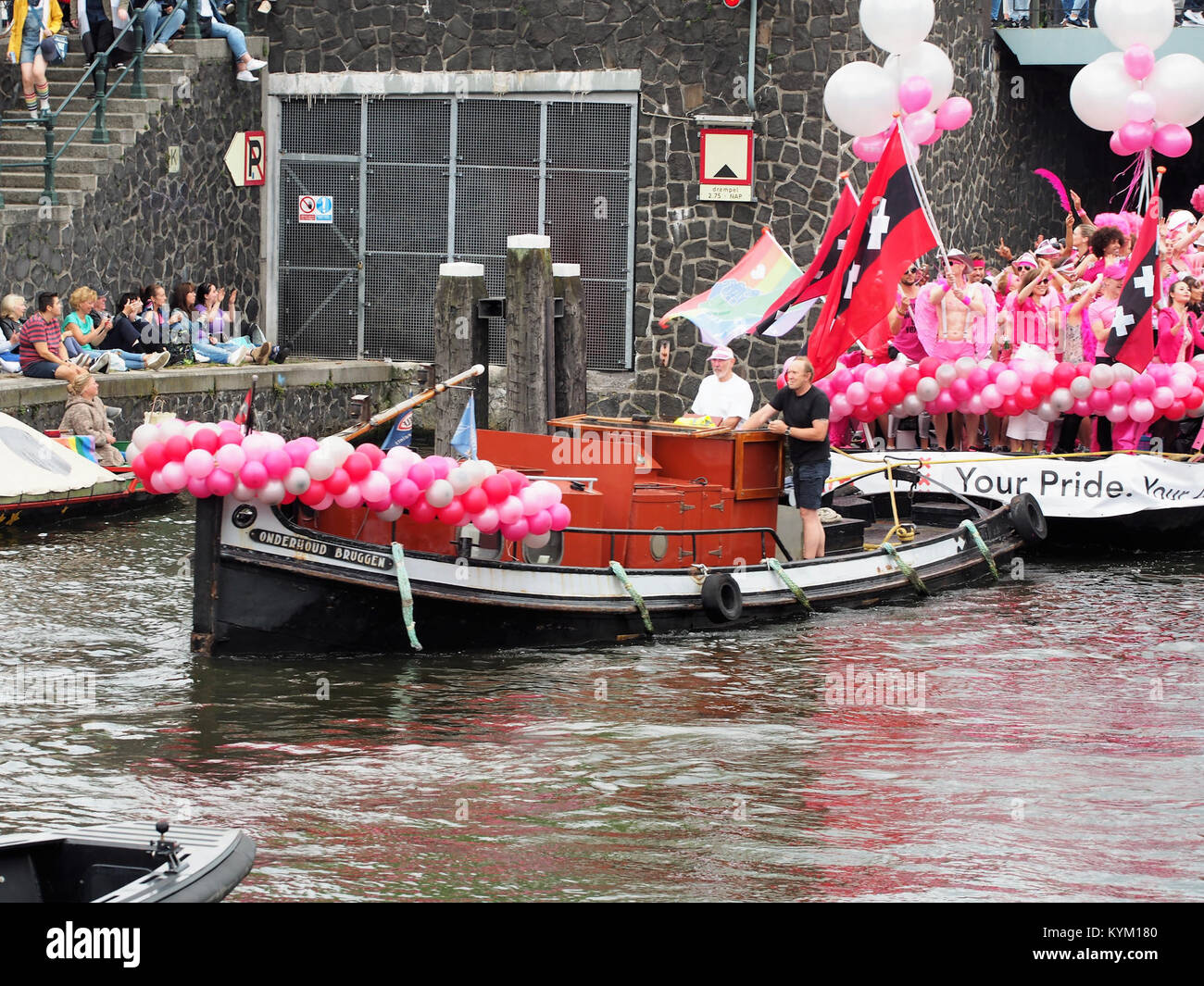 Boot 'My Pride' nimmt an der Canal Parade während Amsterdam Pride 2017 Teil, die die Feier der LGBTQ+-Rechte auf dem Wasser in Amsterdam unterstreicht. Das Boot ist ein Wartungsschlepper, der für Brückenreparaturen verwendet wird. Stockfoto