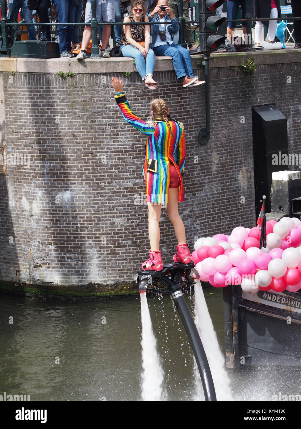 Ein Foto, das die Eröffnungsmomente der Canal Parade in Amsterdam im Jahr 2017 feststellt, einer legendären Veranstaltung, die die Kultur und Vielfalt der LGBTQ+ in der Stadt feiert. Stockfoto