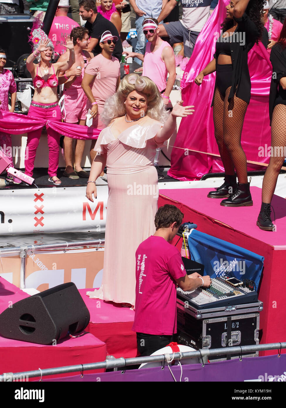 Ein Boot mit dem Namen „This Is My Pride“ nimmt an der Canal Parade während Amsterdam Pride im Jahr 2017 Teil, einer lebhaften Veranstaltung, die LGBTQ+-Rechte und -Kultur feiert. Stockfoto