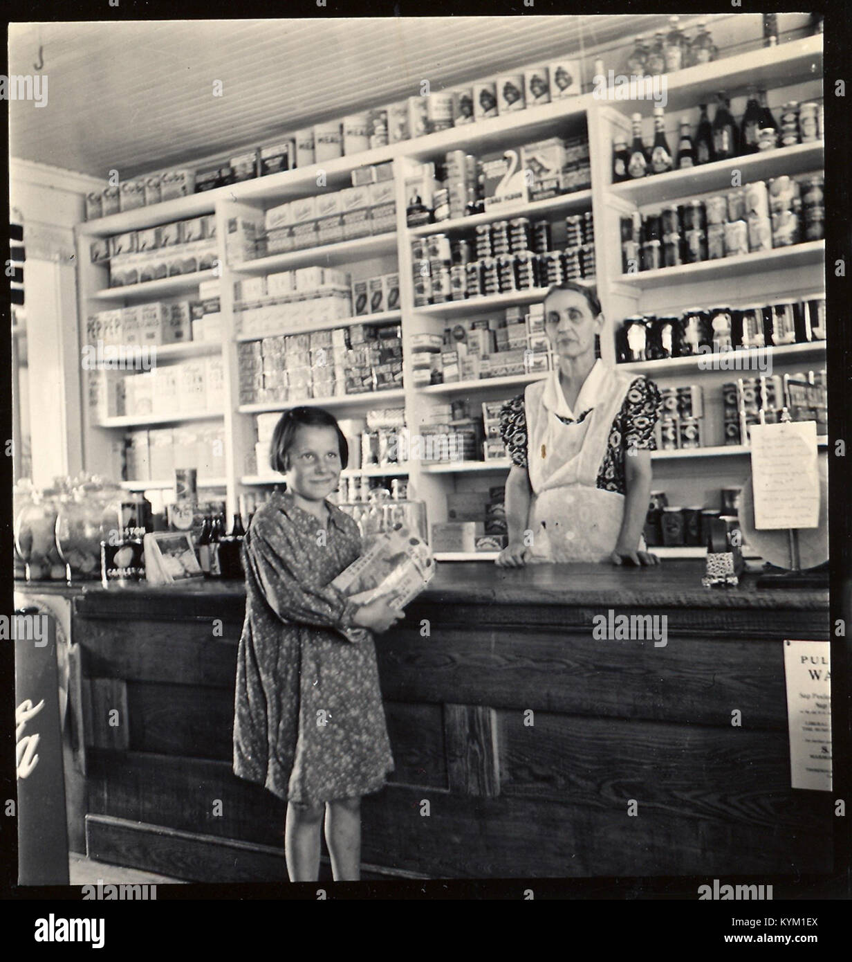Eine Illustration von Glaeser’s Store in Denbigh, die den Ladentisch mit verschiedenen Waren zeigt. Das Bild geht auf eine unbekannte Zeit zurück und fängt die nostalgische, historische Essenz eines Landhauses ein. Stockfoto