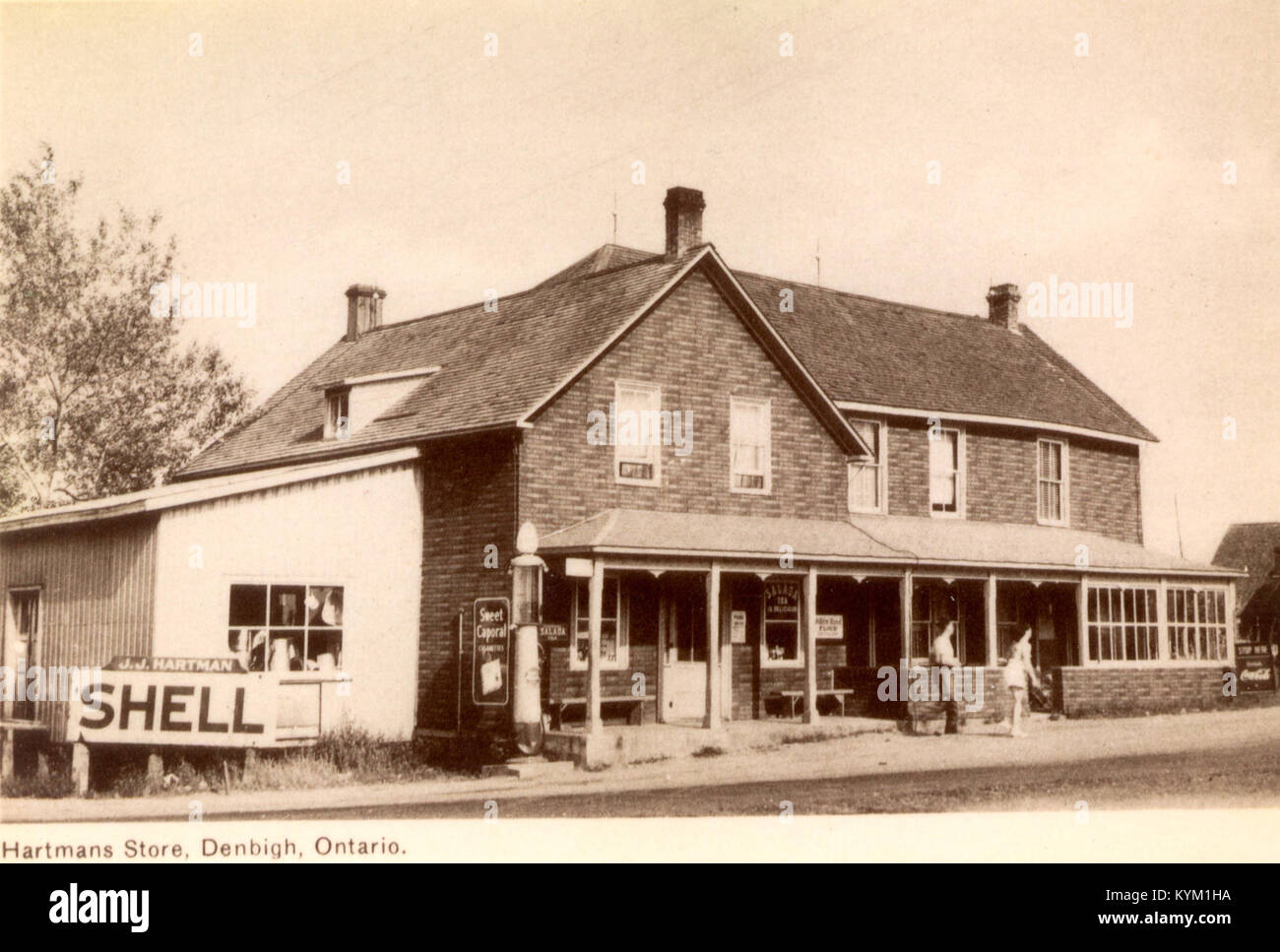 Ein historisches Foto von Hartman’s Store in Denbigh, das das Äußere und die Umgebung des Gemischtwarengeschäfts einfängt. Das Bild spiegelt die Architektur- und Sozialgeschichte des ländlichen amerikanischen Handels wider. Stockfoto