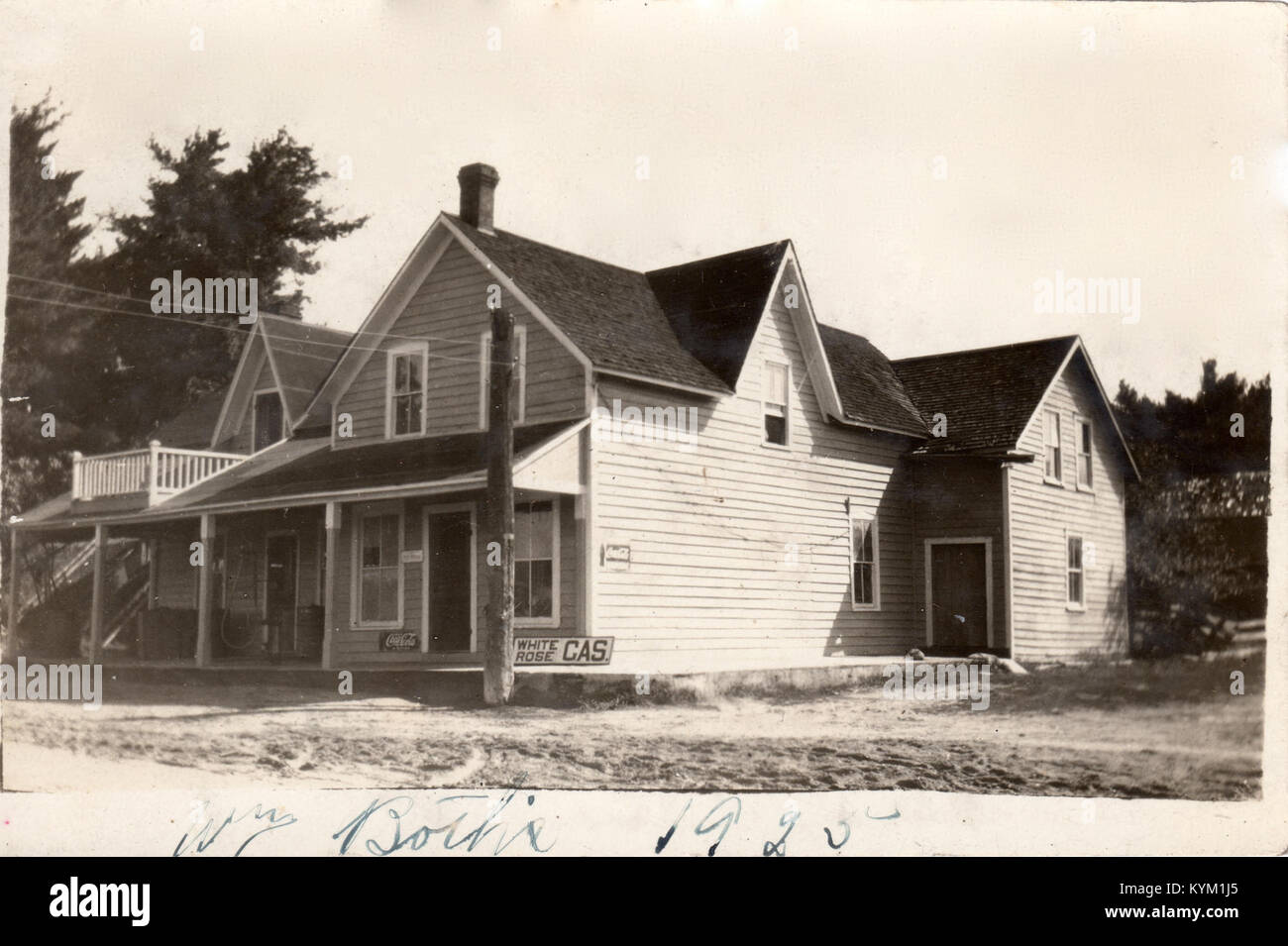 Dieses Bild zeigt William Bows Store in Northbrook, um 1925. Das Foto zeigt einen historischen Gemischtwarenladen mit einer Vielzahl von Waren. Stockfoto