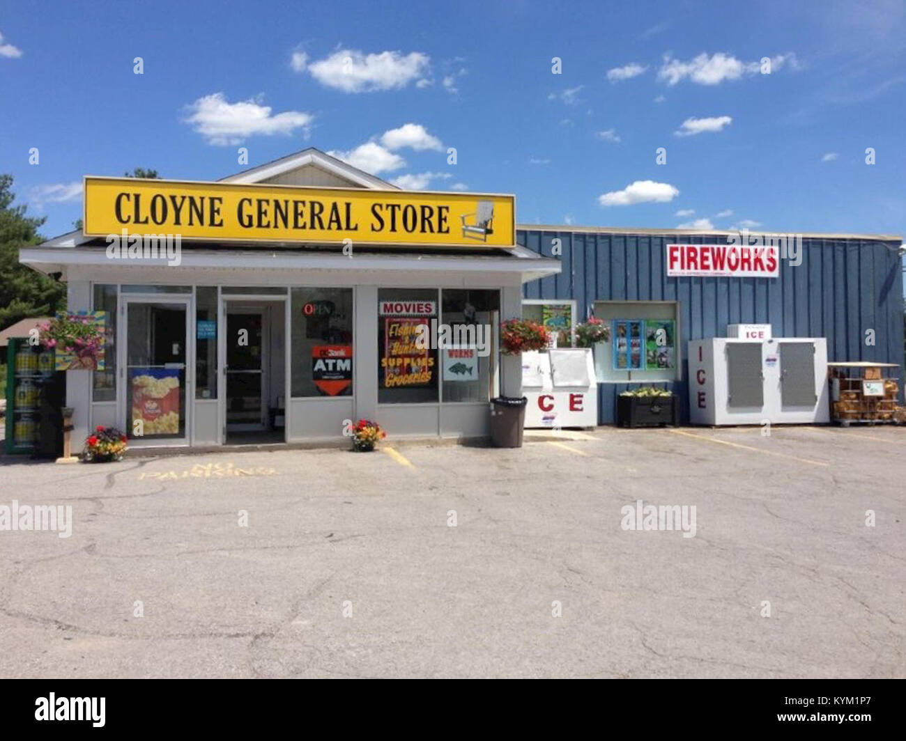 Ein Bild des Cloyne General Store, aufgenommen am 21. Juni 2013. Das Foto zeigt den ländlichen Charme dieses Kleinstadtgeschäfts und betont die Rolle der Supermärkte im Gemeinwesen. Stockfoto