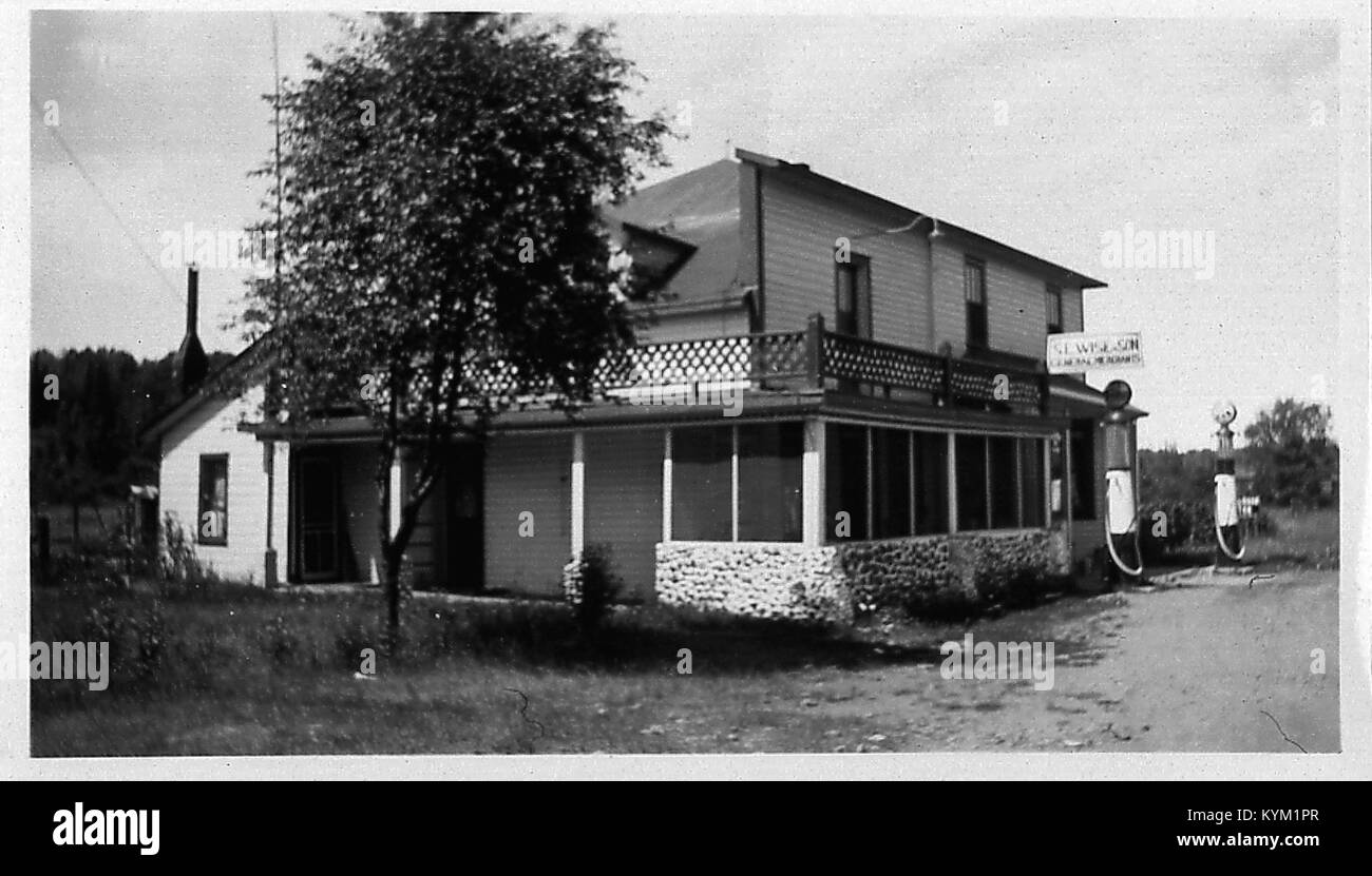 Ein Foto von Sadie Wise's General Store in Cloyne, das die historische Ladenfront und das ländliche Geschäftsumfeld einfängt. Dieses Bild bietet einen Einblick in den Kleinstadthandel aus einer vergangenen Zeit. Stockfoto