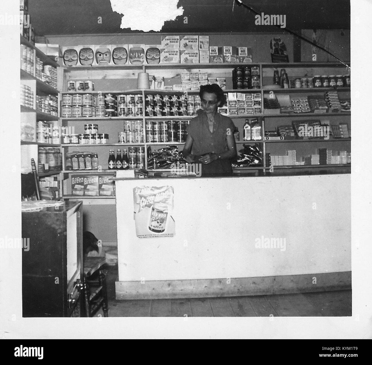 Ein Vintage-Foto mit Jessie Meeks, vielleicht in einem Gemischtwarenladen. Das Bild erfasst einen Moment mit einem Ladenhalter von einem unbekannten Datum und Ort. Stockfoto