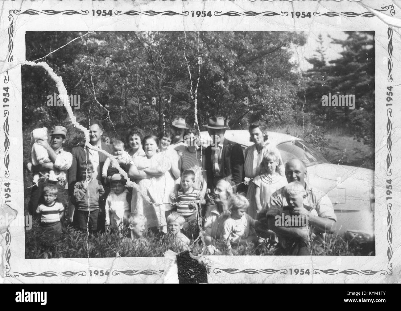 Ein Familienfoto der Familie Meeks aus dem Jahr 1954 mit Mitgliedern wie Andrew Meeks, Bill Wood und anderen, das einen wichtigen Moment in der Geschichte der Familie festhält. Stockfoto