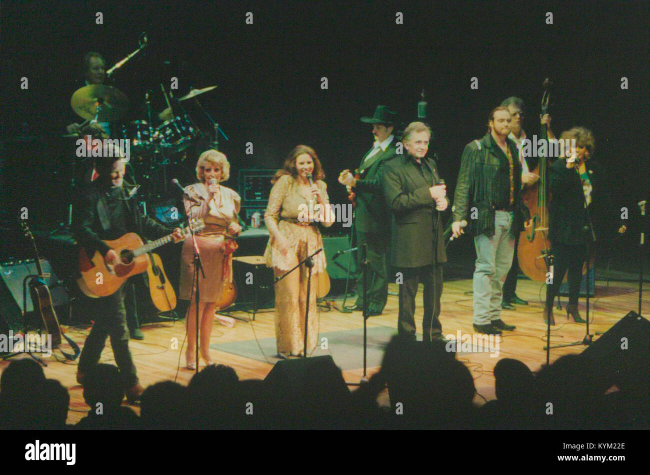 Foto der Musiker Kris Kristofferson und Johnny Cash, die in der University Concert Hall der University of Limerick auftreten und den Moment während ihres Konzerts festhalten. Stockfoto