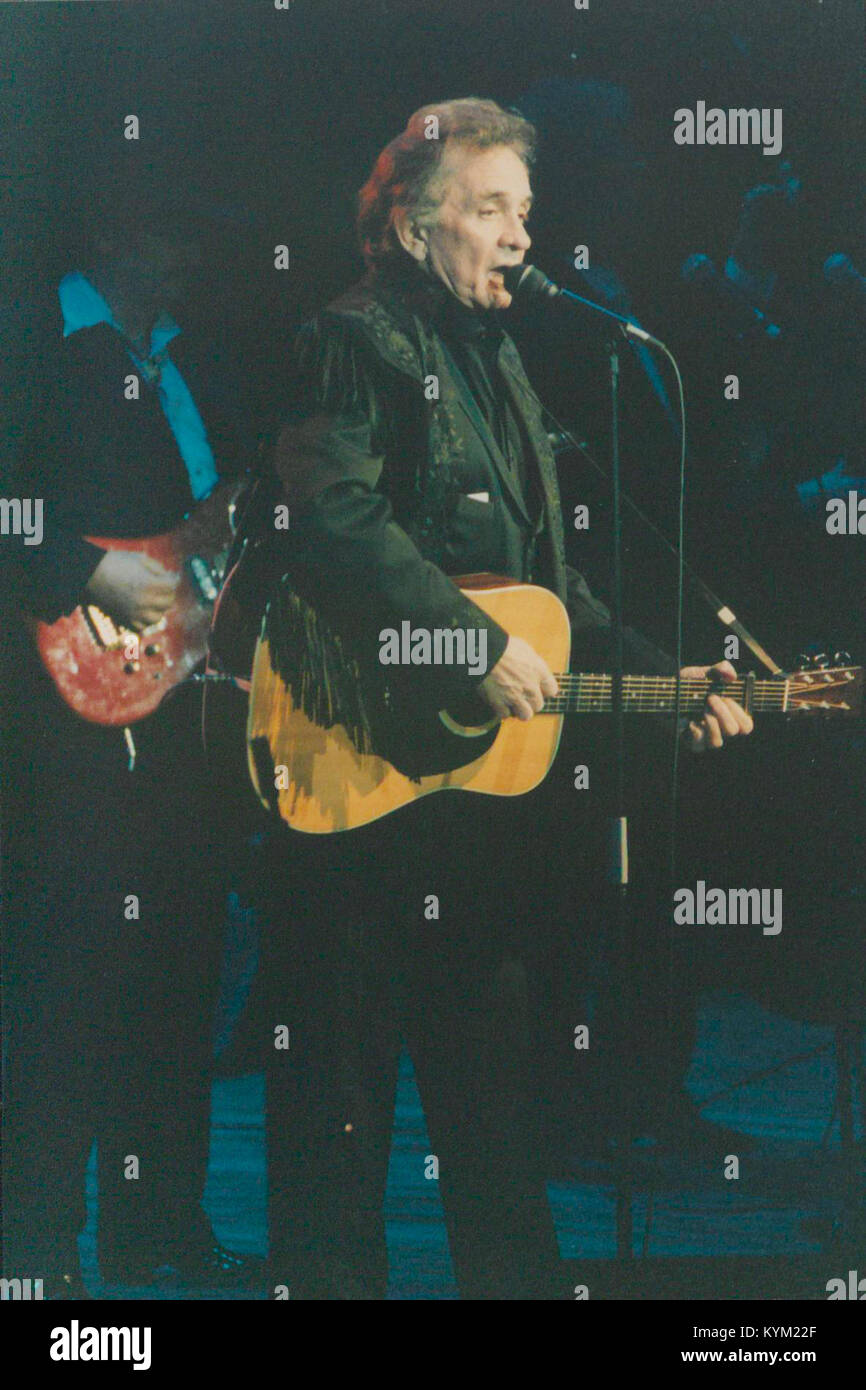 Ein Foto von Johnny Cash, das 1993 in der University Concert Hall in Limerick, Irland, auftrat. Das Bild fängt den legendären Musiker im Konzert ein und bietet einen historischen Blick auf seine Auftritte während dieser Zeit. Stockfoto
