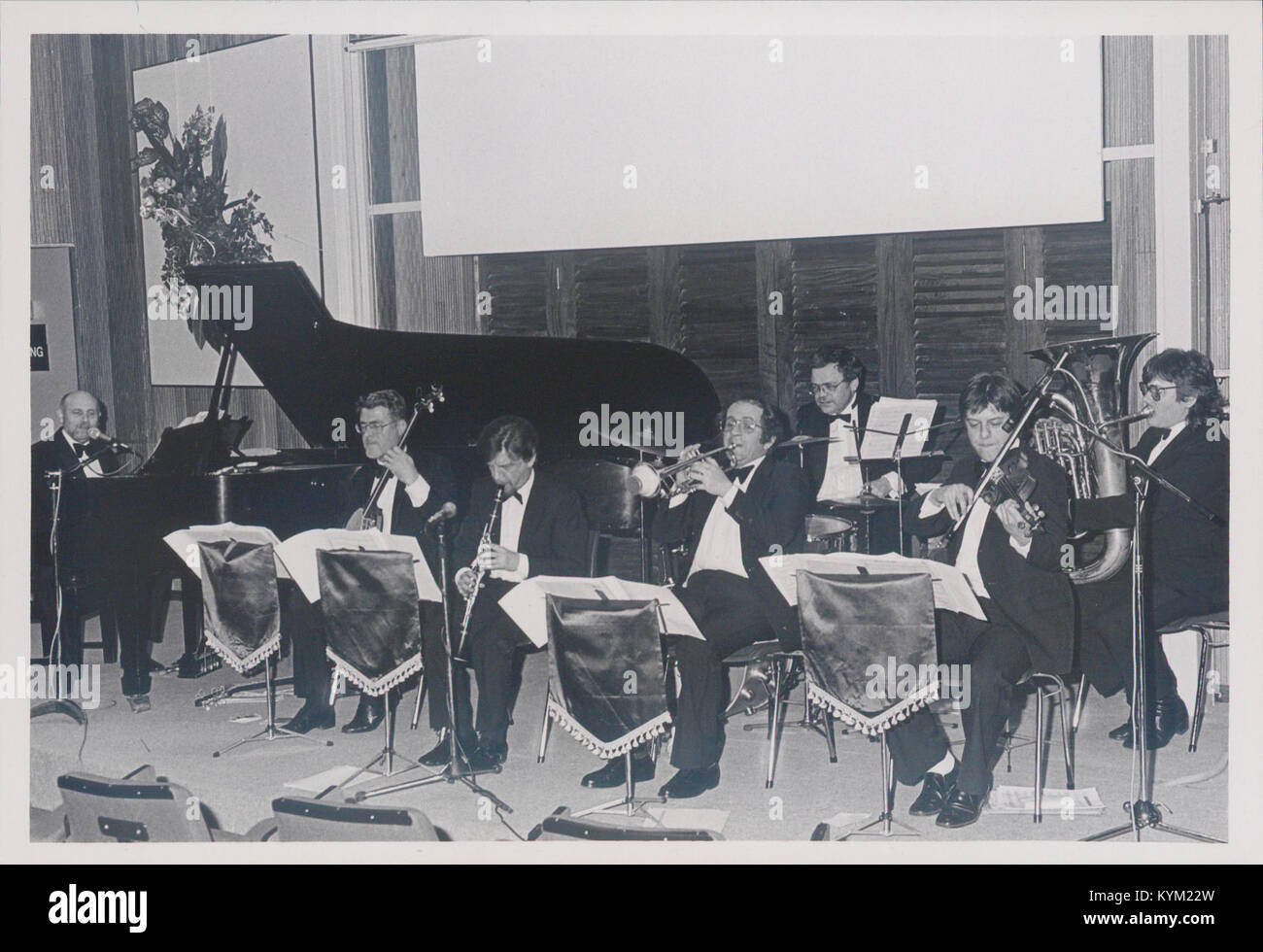 Foto von Keith Nicholls und seinem Ragtime-Orchester, das 1987 bei den Plassey Arts Days auftrat. Das Bild fängt die musikalische Performance in einem historischen Kunstfestival ein. Stockfoto