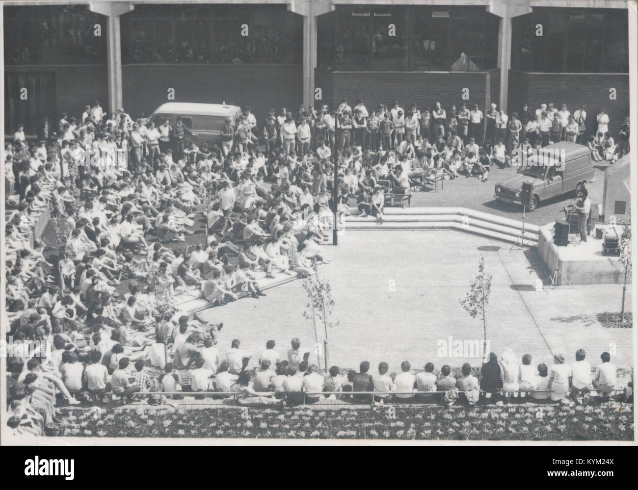 Das Bild zeigt Jimmy Crowley bei einem Konzert an der Sundial der Northern Ireland Higher Education (NIHE). Die Veranstaltung steht im Zusammenhang mit der Kultur- und Musikszene des späten 20. Jahrhunderts in Nordirland. Stockfoto