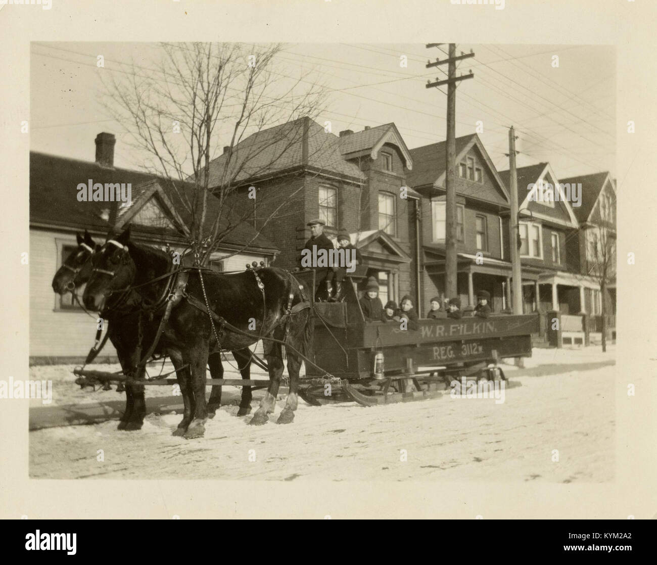 Dieses Bild zeigt die Lamoreaux Street in Hamilton und bietet einen Blick auf die historische Straßenszene. Das Foto zeigt eine vergangene Ära von Hamilton und hebt die architektonischen Merkmale und die Straßenlandschaft der Zeit hervor. Stockfoto