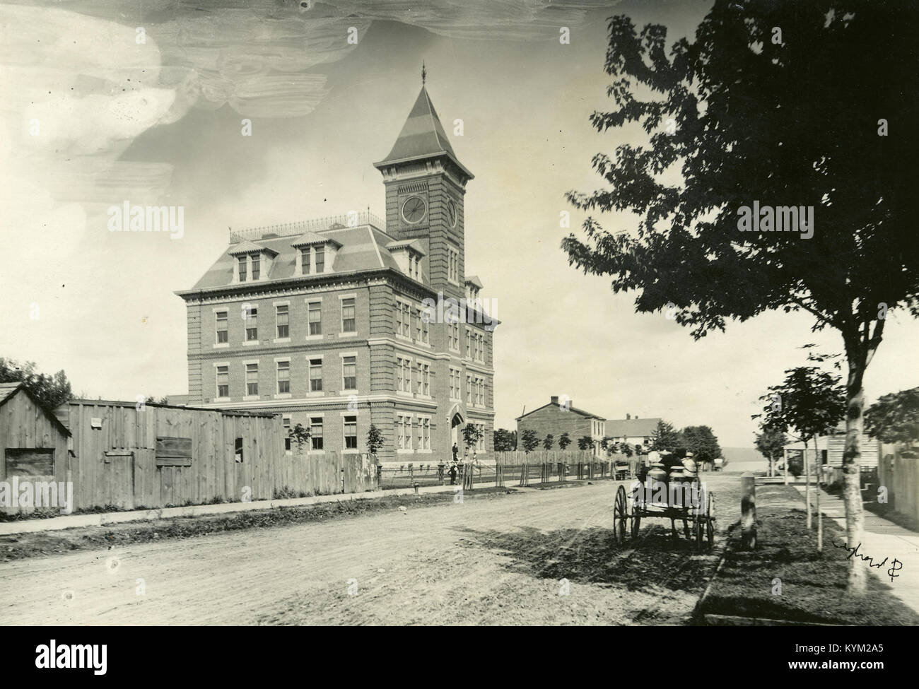 Foto der Hess Street School in Hamilton, die die historische Architektur und die Umgebung zeigt. Stockfoto