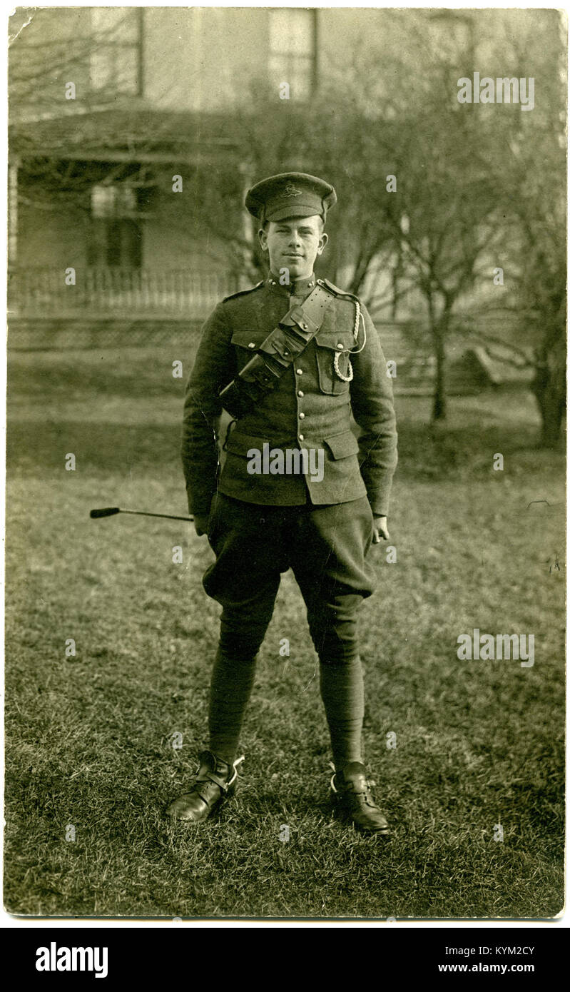 Ein historisches Porträt des Offiziers Herbert Alexander Moore, eines kanadischen Militärs aus den 1910er Jahren, der wahrscheinlich mit seinem Dienst während des Ersten Weltkriegs in Verbindung steht. Stockfoto