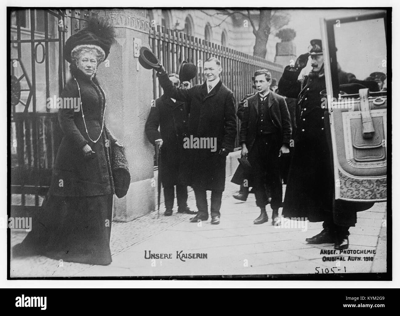 Ein historisches Foto einer Szene mit dem Titel „unsere Kaiserin“ mit verschiedenen Orten, einschließlich Cheyenne. Das Bild zeigt die Vintage-Americana der Jahrhundertwende mit einem Schwerpunkt auf der Architektur und dem öffentlichen Leben dieser Zeit. Stockfoto