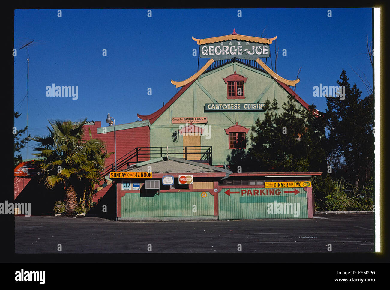 Ein horizontales Foto des George Joe Restaurants, das sich am Murray Drive und am Grossmont Boulevard in Kalifornien befindet und das historische Äußere und die lokale Umgebung dieses beliebten Restaurants im San Diego County erfasst. Stockfoto