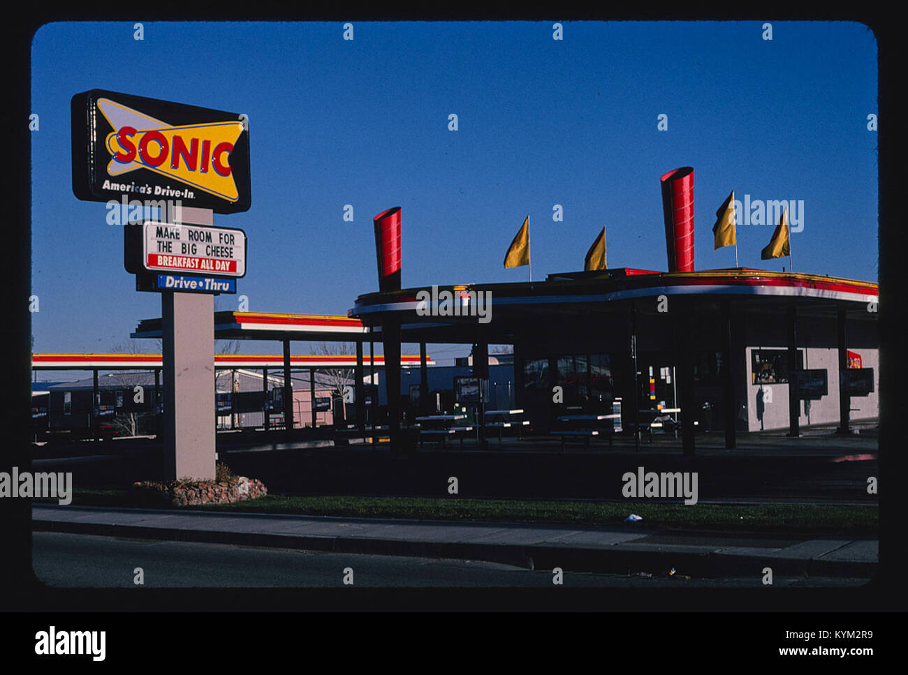 Ein historisches Foto eines Sonic Drive-in Restaurants an der Route 66 in Albuquerque, New Mexico. Das Bild fängt die moderne Architektur der Mitte des Jahrhunderts und die lebendige Kultur der berühmten amerikanischen Route ein. Stockfoto