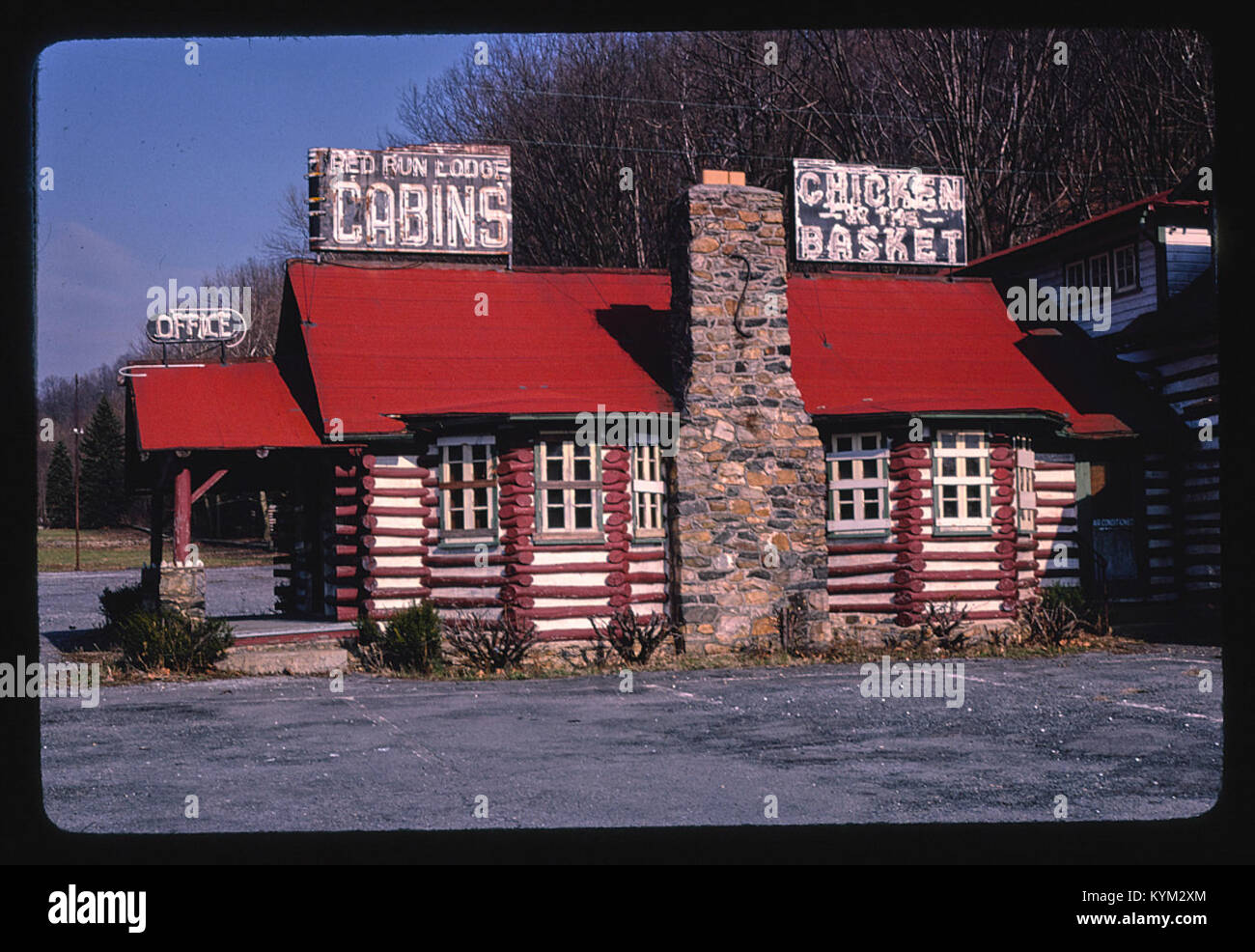 Eine historische Illustration, die die Red Run Lodge in Rouzerville, Pennsylvania zeigt, Teil der Serie „Roadside America“. Das Bild zeigt die Lodge in einem Vintage-Ambiente, das ihren einzigartigen architektonischen Stil und ländlichen amerikanischen Charme einfängt. Stockfoto