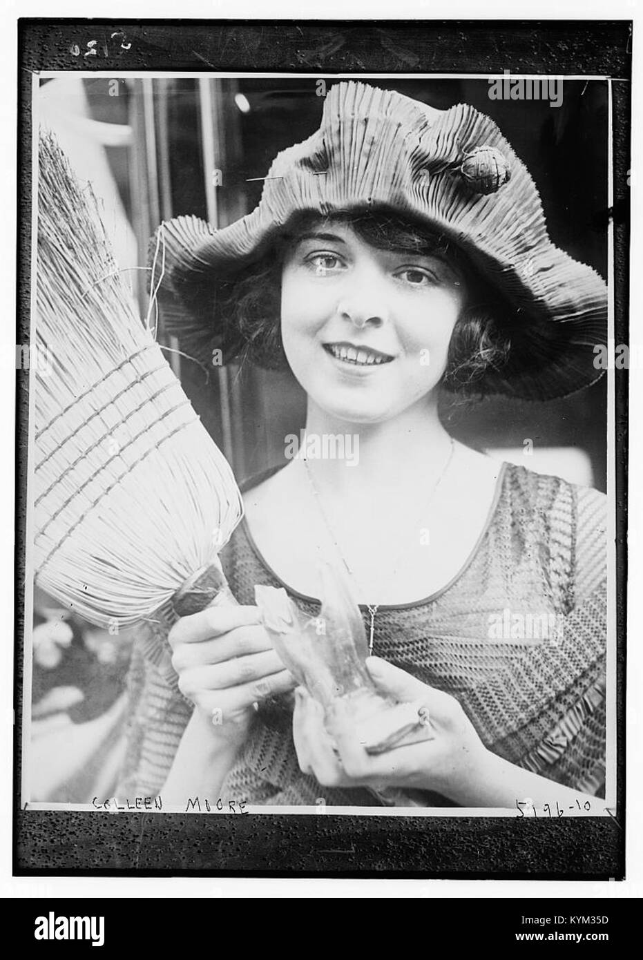 Porträt von Colleen Moore, einer Stummfilmdarstellerin, aufgenommen in einem Archivfoto aus der Library of Congress Sammlung. Das Bild unterstreicht ihren ikonischen Look aus der 1920er Jahre des Films. Stockfoto