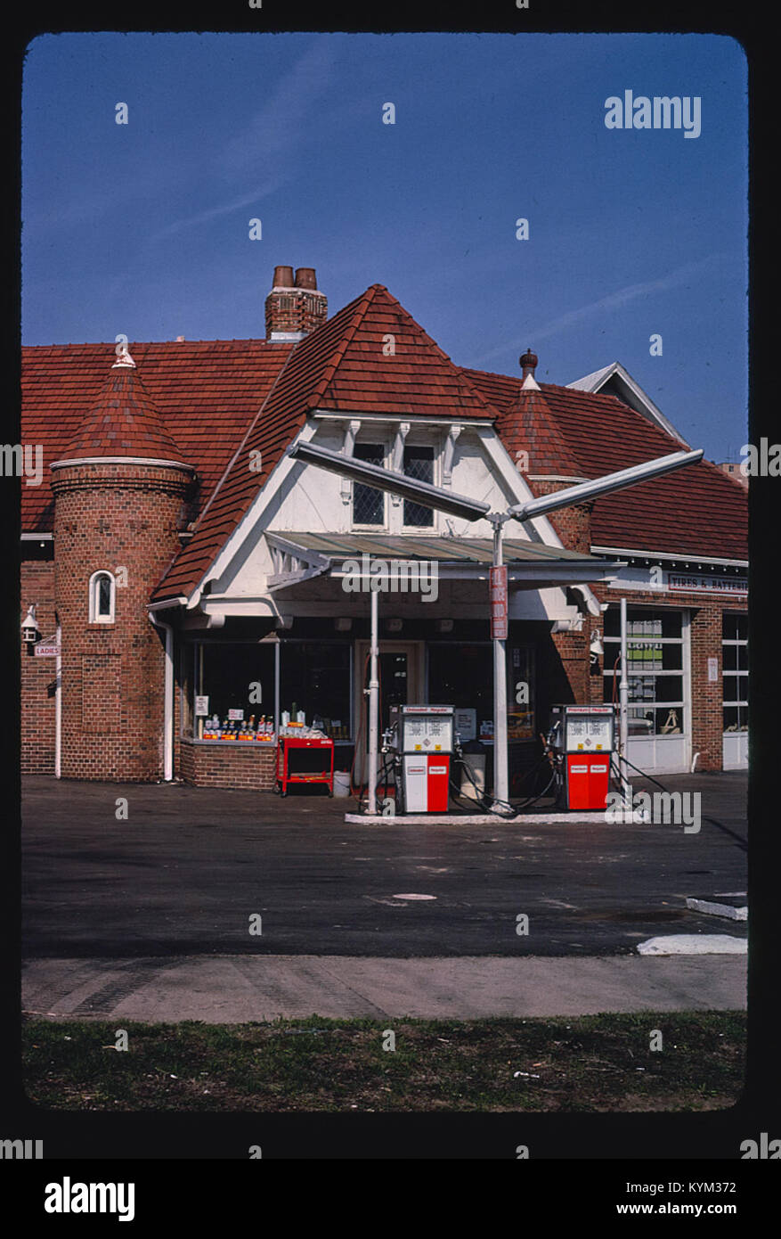 Ein Foto von Skip's Skelly Service auf der S 38th Street in Omaha, Nebraska, zeigt das Design und die Beschilderung der Tankstelle. Stockfoto
