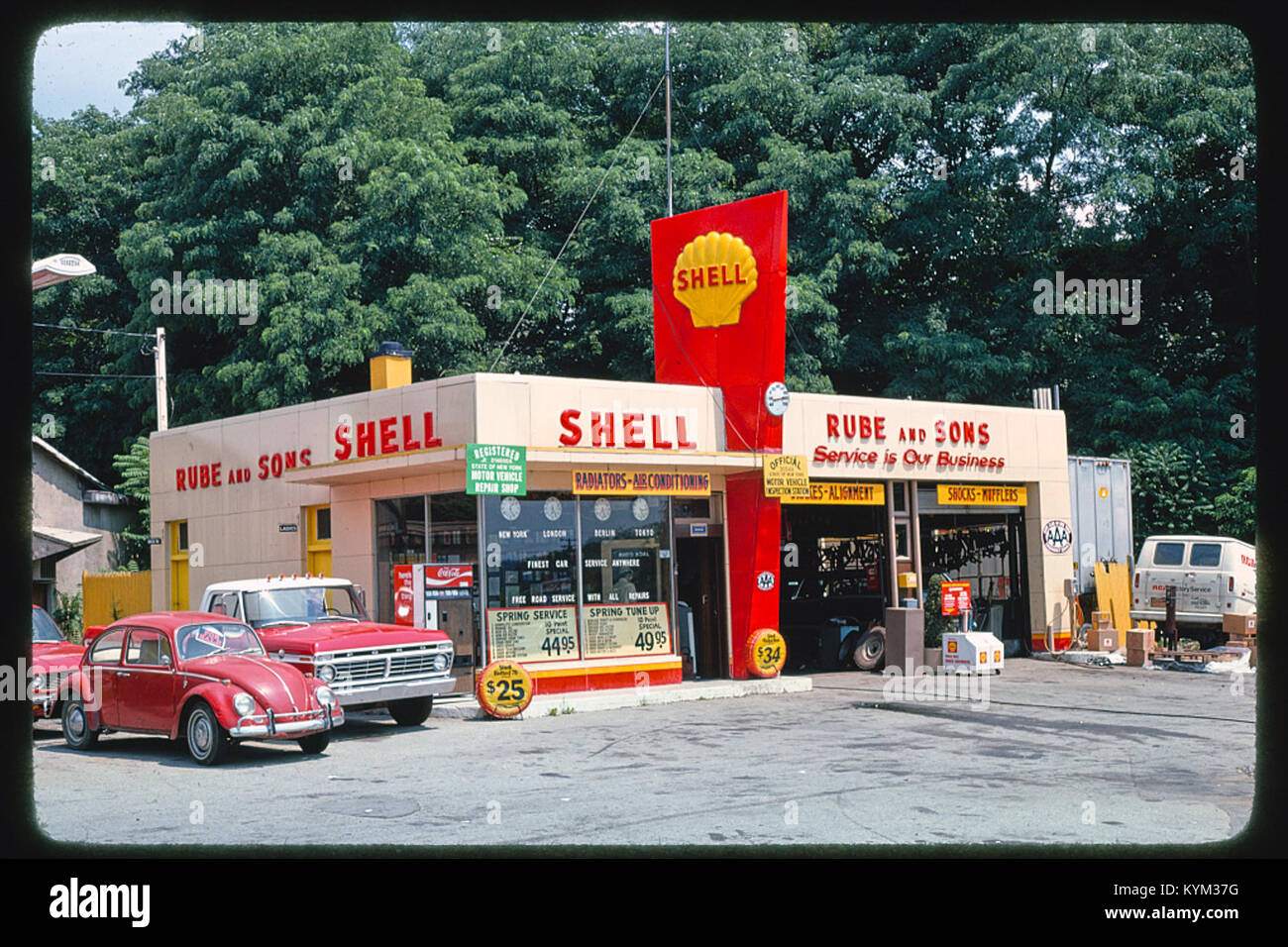 Die Vorderansicht der Rube & Sons Shell Tankstelle an der Route 9 mit klassischem Tankstellendesign und Vintage-Autos. Stockfoto