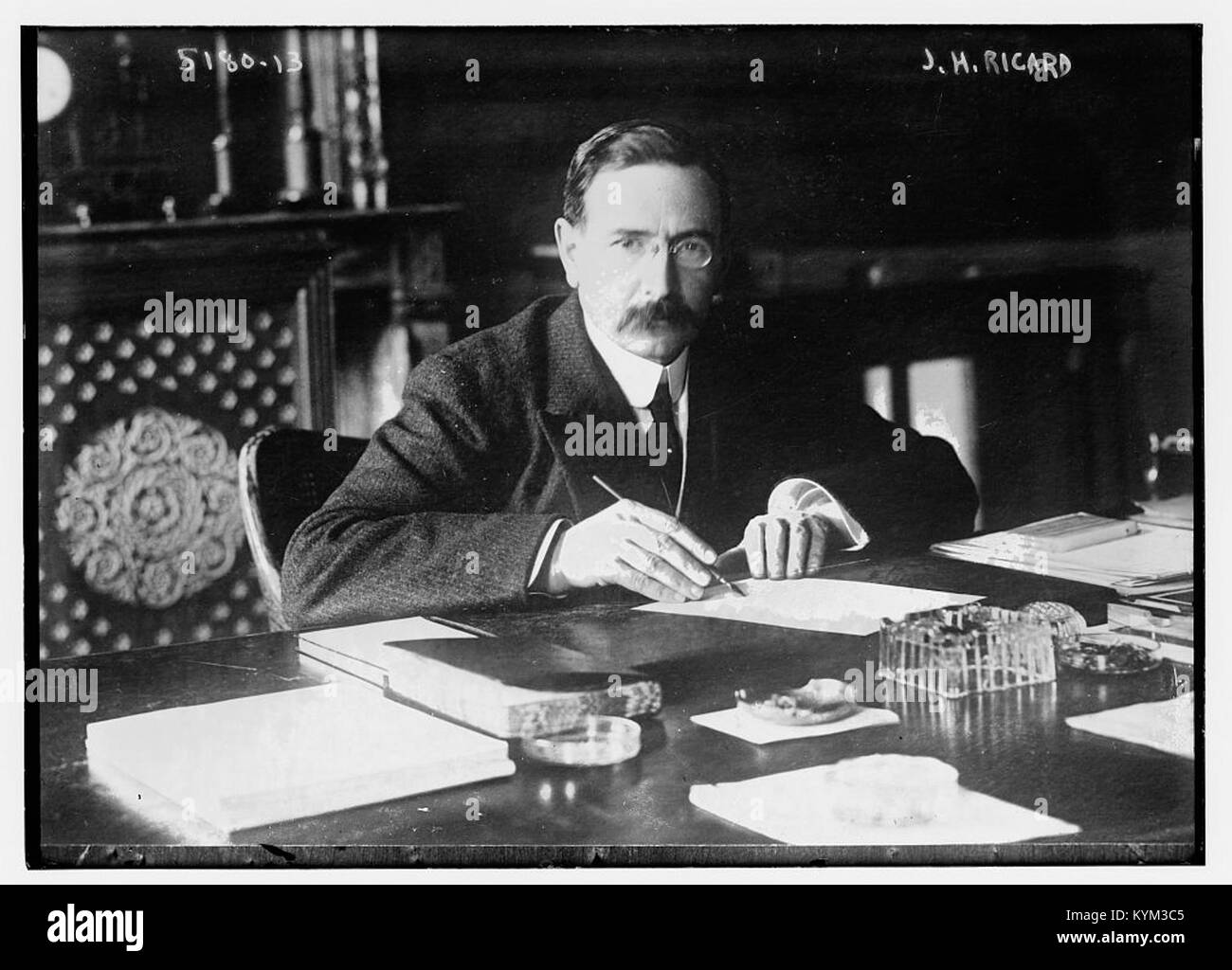 Eine Fotografie von JH Ricard, einer bedeutenden historischen Figur, aus dem Archiv der Library of Congress, die sein Erbe während des frühen 20. Jahrhunderts zeigt. Stockfoto Eine Fotografie von JH Ricard, einer bedeutenden historischen Figur, aus dem Archiv der Library of Congress, die sein Erbe während des frühen 20. Jahrhunderts zeigt. Stockfoto