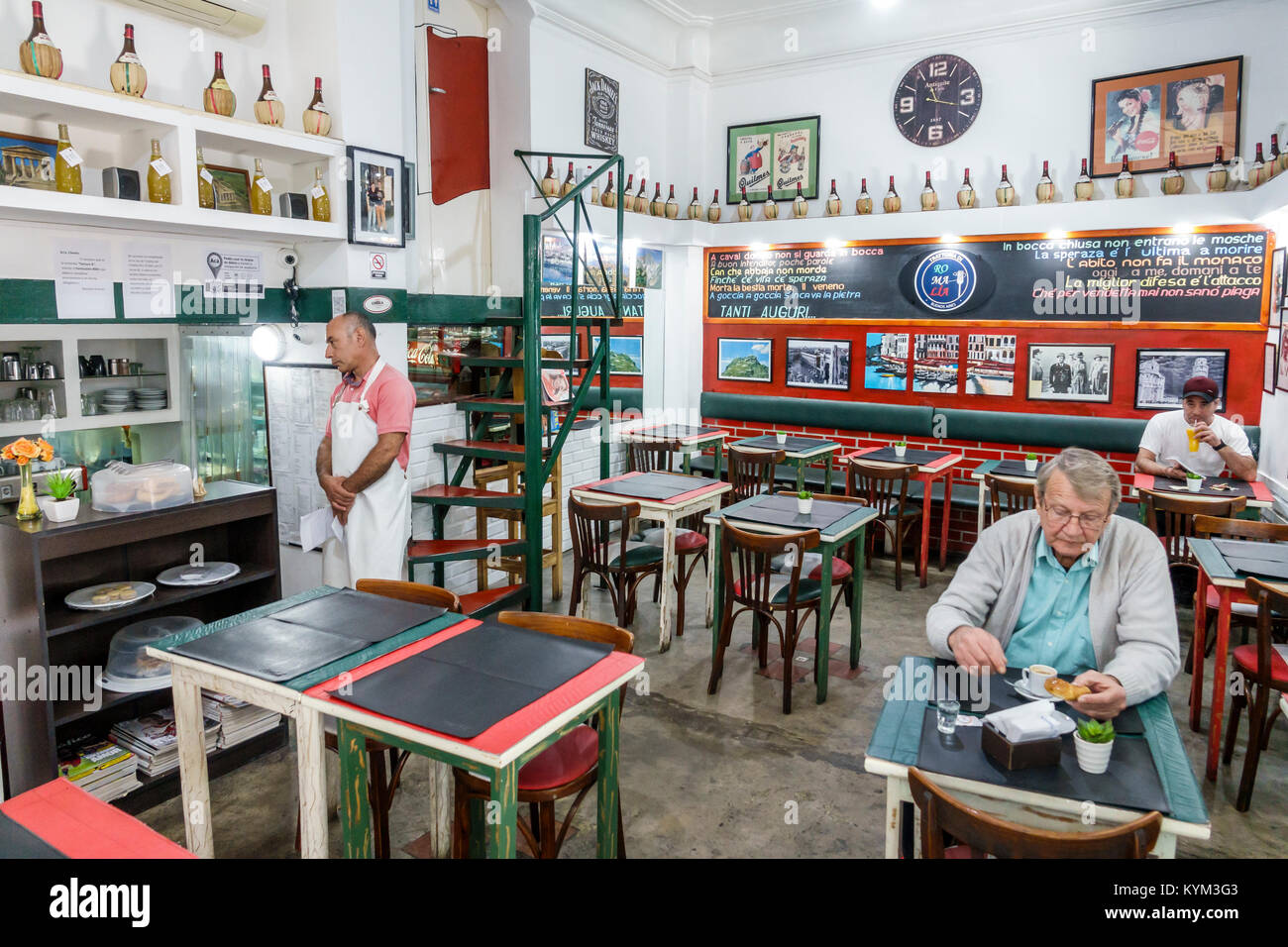 Buenos Aires Argentinien, Trattoria Di Romalia, italienisches Restaurant, innen, Nachbarschaftscafé, Männer, Kellner, Kellner, Kellner, Angestellte, Angestellte, Angestellte Stockfoto