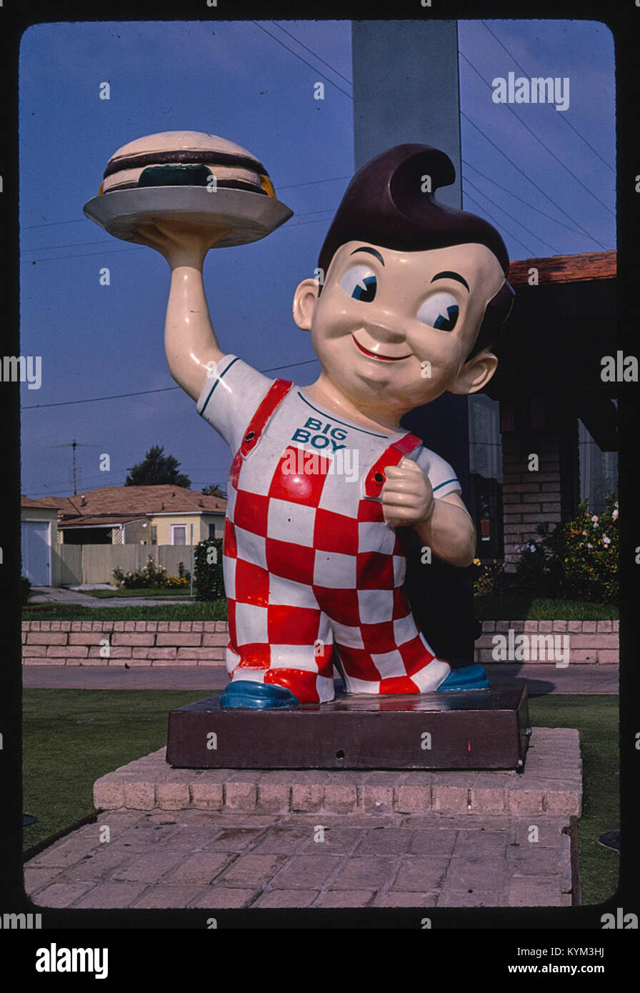Die Bob's Big Boy-Statue auf dem La Cienega Boulevard in Kalifornien, ein Symbol amerikanischer Gäste, steht als nostalgisches Stück Americana am Straßenrand. Dieses ikonische Bild fängt die Statue mit ihrem unverkennbaren Design ein, das die amerikanische Kultur der 1950er Jahre symbolisiert. Stockfoto