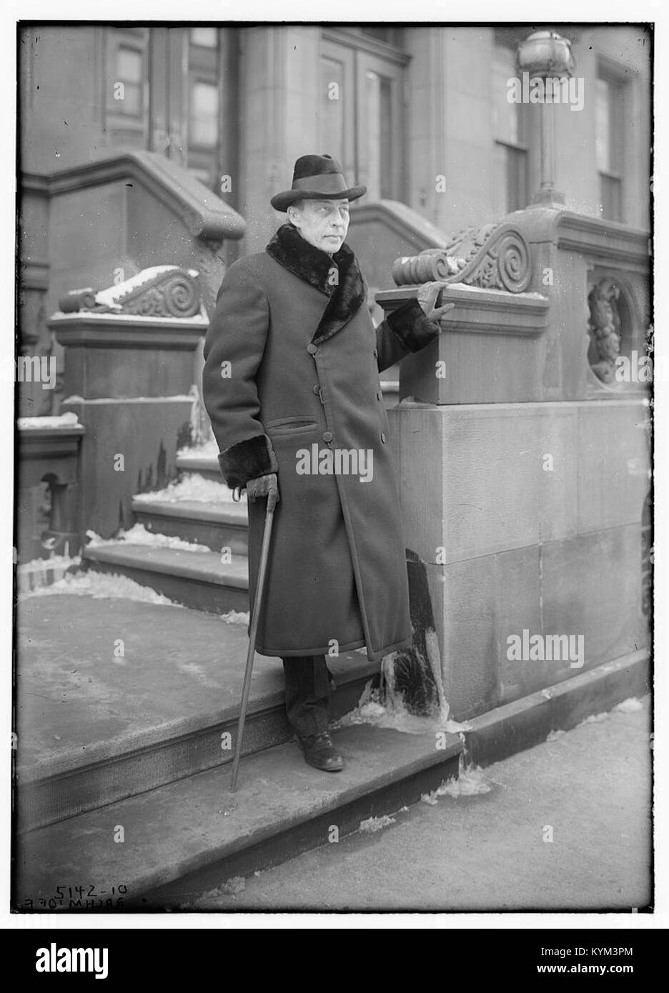 Ein historisches Bild von Sergej Rachmaninow, dem berühmten russischen Komponisten und Pianisten, in einem Vintage-Setting. Das Bild zeigt seine Eleganz und sein musikalisches Aussehen. Stockfoto