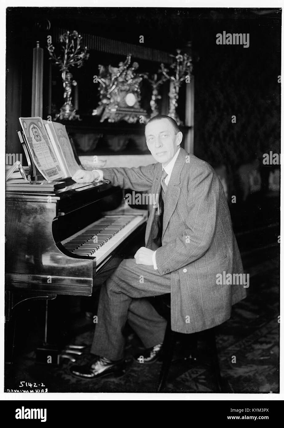 Foto von Sergei Rachmaninow, dem berühmten russischen Komponisten und Pianisten, aufgenommen in einem Vintage-Porträt, das in der Bibliothek des Kongressarchivs aufbewahrt wird. Stockfoto