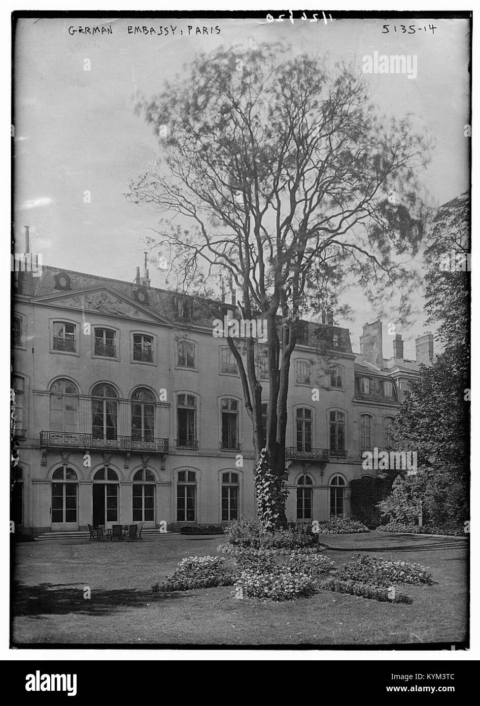 Eine historische Illustration der Deutschen Botschaft in Paris, die das Gebäude und seine Umgebung zeigt. Stockfoto