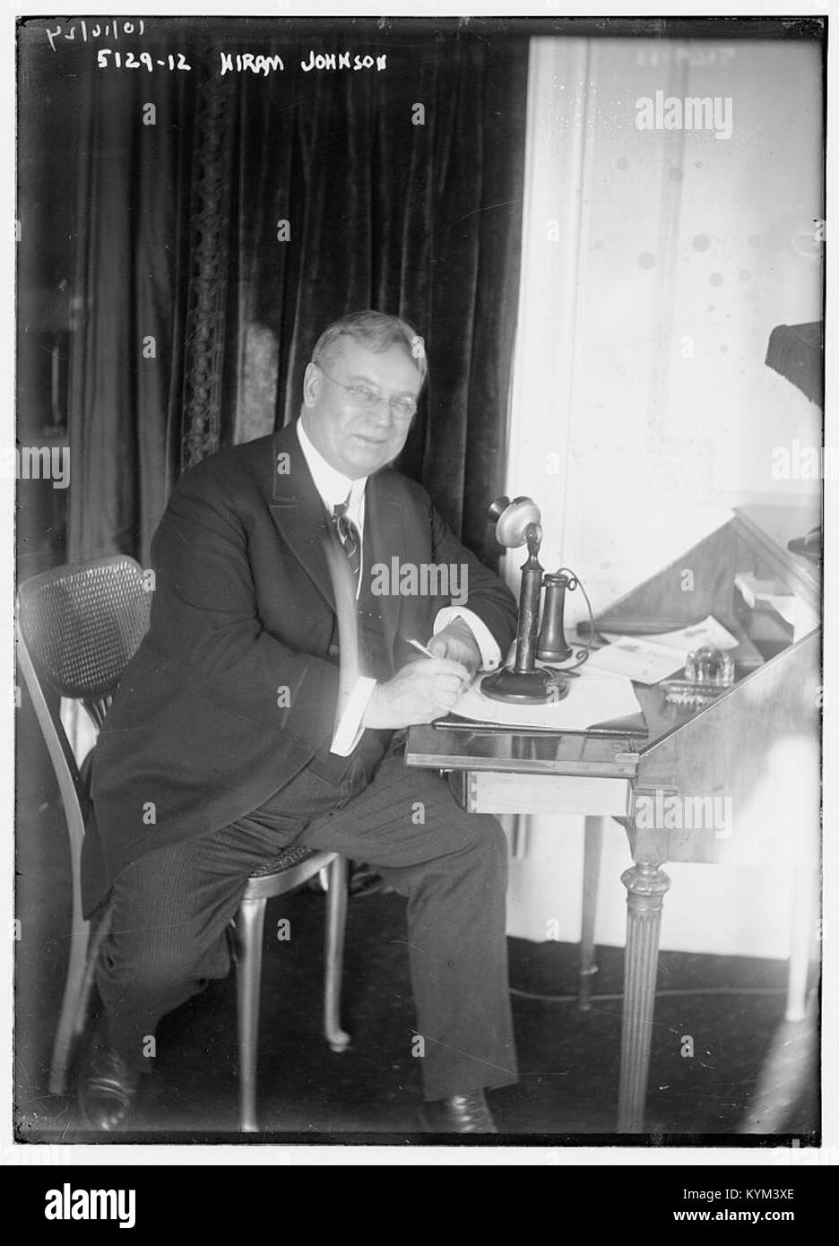 Ein historisches Foto von Hiram Johnson, einem amerikanischen Politiker, ist in einem Archivbild aus der Library of Congress zu sehen. Das Bild stellt Johnson in einen politischen Kontext und unterstreicht seine Rolle in der US-Politik während des frühen 20. Jahrhunderts. Stockfoto