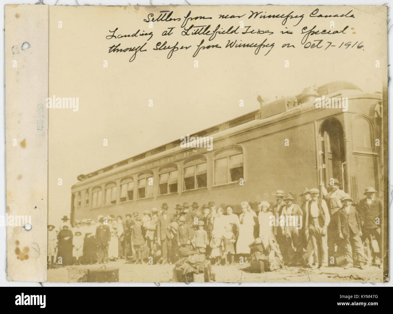 Ein historisches Foto von Siedlern aus der Nähe von Winnipeg, Kanada, die mit dem Zug in Littlefield, Texas, ankommen. als Teil der Einwanderungsreise Anfang des 20. Jahrhunderts. Stockfoto