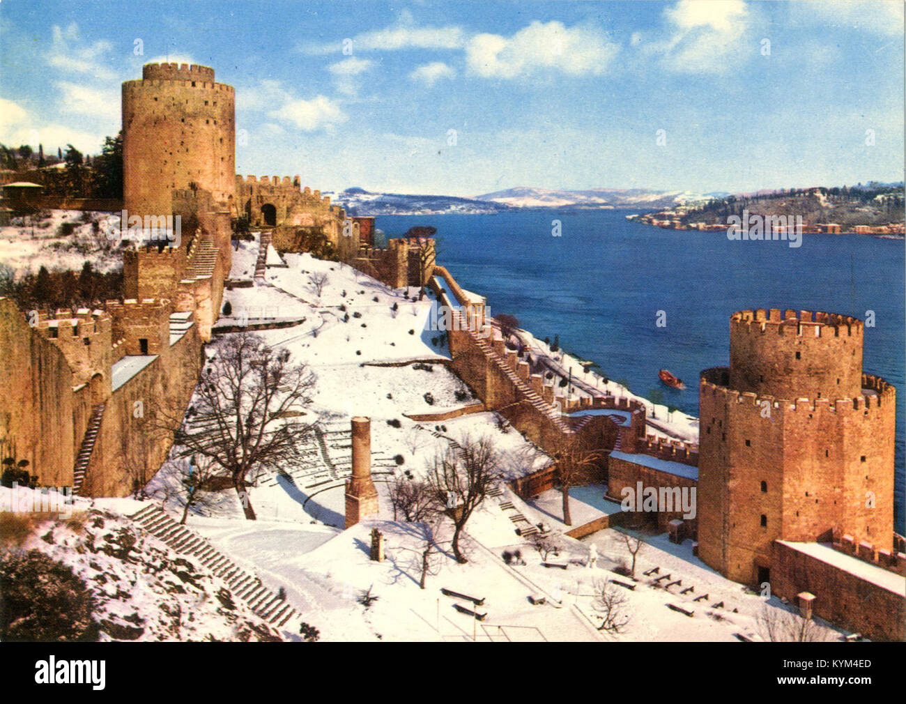 Ein Foto der Rumeli-Festung in Istanbul, das die architektonischen Merkmale und die historische Bedeutung feststellt. Stockfoto
