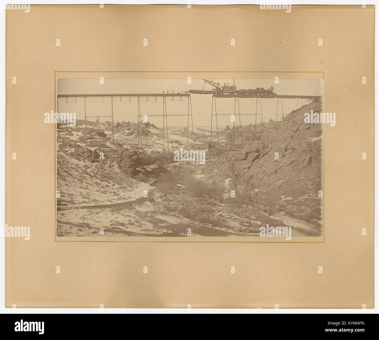 Eine historische Illustration, die den Bau der Dale Creek Bridge der Union Pacific Railroad zeigt und die damaligen Ingenieurleistungen und Lokomotiven hervorhebt. Stockfoto