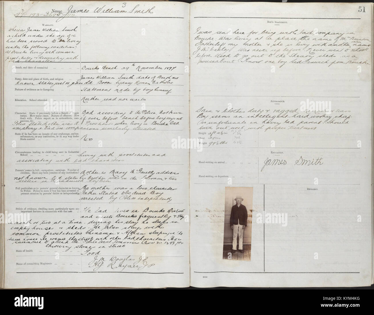 Dieses historische Bild zeigt die Details rund um James William Smiths Verhaftung und Begehung, wie sie in New South Wales Archiven aufgezeichnet wurden. Das Foto zeigt diesen bedeutenden Moment in der Rechtsgeschichte in Schwarzweiß. Stockfoto