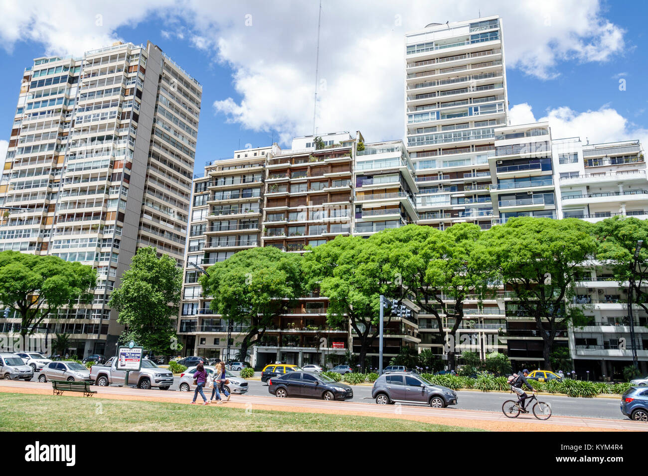 Buenos Aires Argentinien,Palermo,Avenida del Libertador,Luxusappartements,Gebäude,Park,Parque 3 de Febrero,Hispanic,ARG171119027 Stockfoto