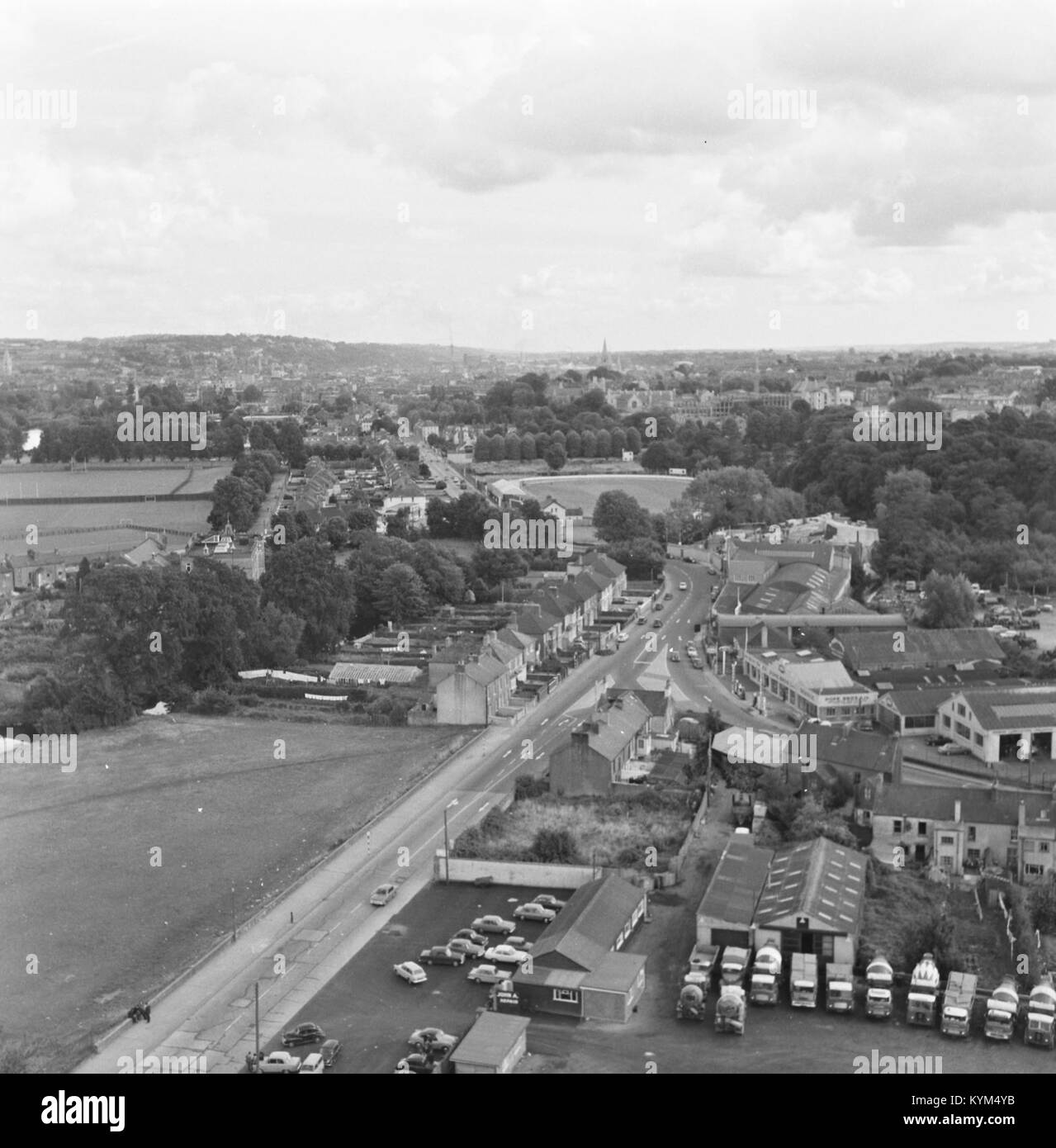 Ein Luftbild, das von der Spitze der County Hall in Cork City, Co Cork, aufgenommen wurde und die Carrigrohane Road und die umliegenden Gebiete erfasst. Dieses historische Bild aus der O'DEA Photographic Collection zeigt Corks Landschaft und Wahrzeichen. Stockfoto