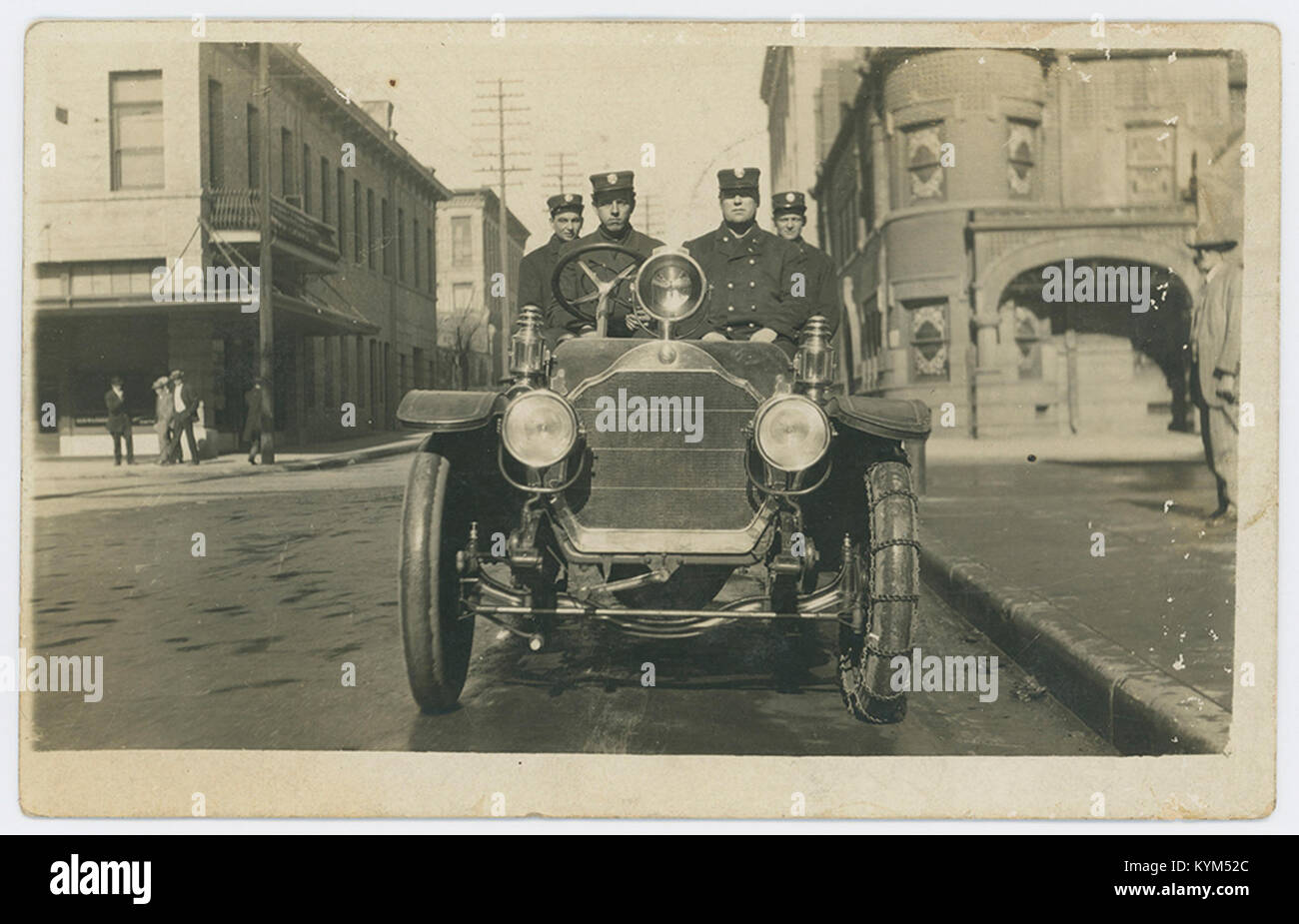 Ein historisches Bild, das die Feuerwehrleute in Austin, Texas, mit ihren Feuerwehrfahrzeugen vor der Feuerwehr zeigt. Das Foto zeigt die Rolle der Feuerwehr in den amerikanischen Gemeinden des frühen 20. Jahrhunderts. Stockfoto