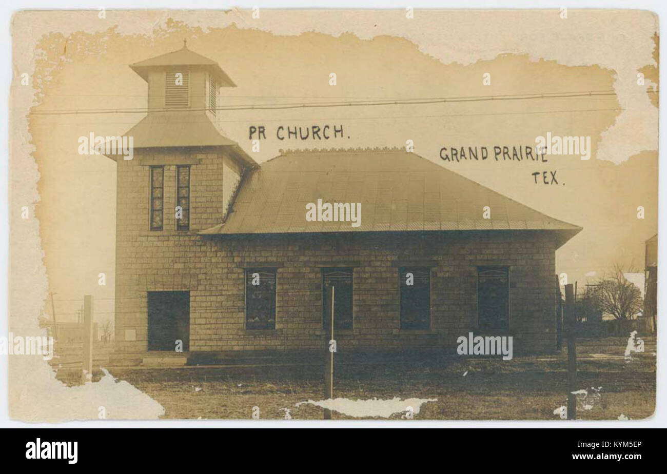 Eine historische Postkarte der PR-Kirche, Teil der George W. Cook-Sammlung. Das Bild zeigt das Kirchengebäude in Grand Prairie, Texas, das Anfang des 20. Jahrhunderts erfasst wurde. Stockfoto