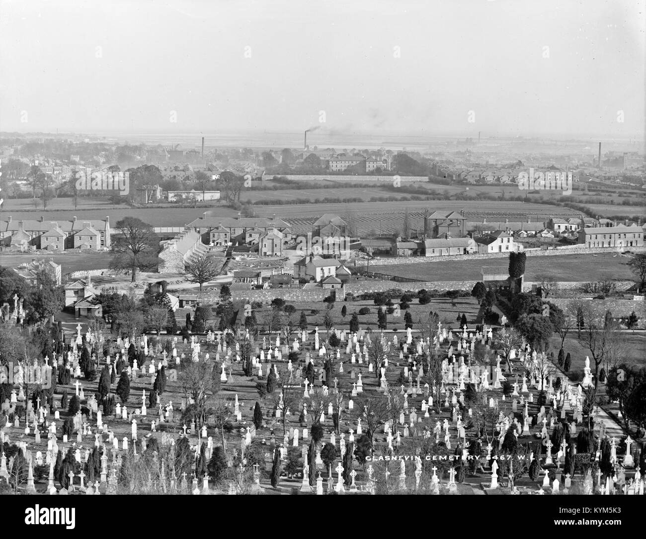 Ein historisches Foto des Glasnevin Friedhofs in Dublin, das Grabsteine und Denkmäler zeigt. Das Bild ist Teil der Lawrence Collection, die historische Stätten in Irland dokumentiert. Stockfoto