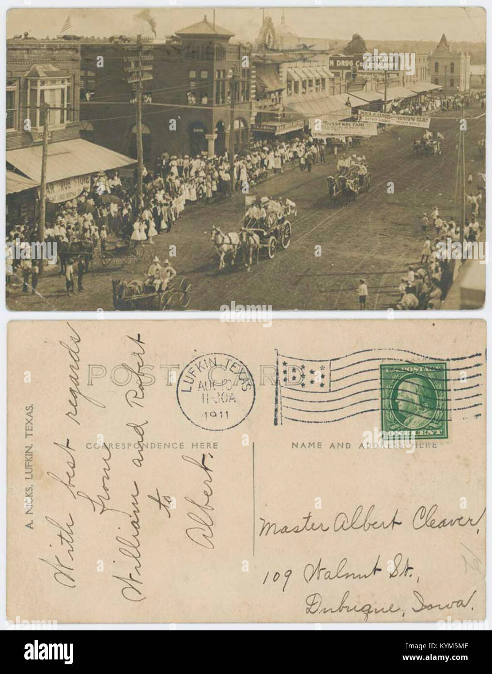 Eine schwarz-weiße Postkarte mit einer Parade in Lufkin, Texas, zeigt eine Menschenmenge, wie Pferde durch die Straßen ziehen. Das Bild ist Teil der George W. Cook Collection an der Southern Methodist University (SMU), die lokale Feierlichkeiten im Angelina County zeigt. Stockfoto