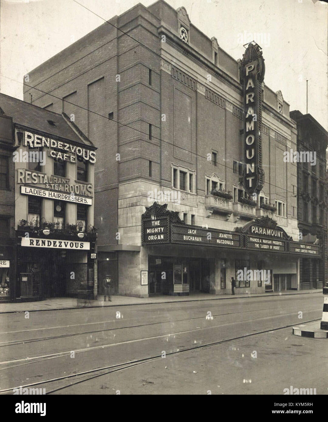Das Paramount Theatre in Newcastle upon Tyne, das auf einer Fotografie aus dem Jahr 1931 gezeigt wurde, zeigt seine historische Architektur und sein Design, bevor es im 20. Jahrhundert abgerissen wurde. Stockfoto
