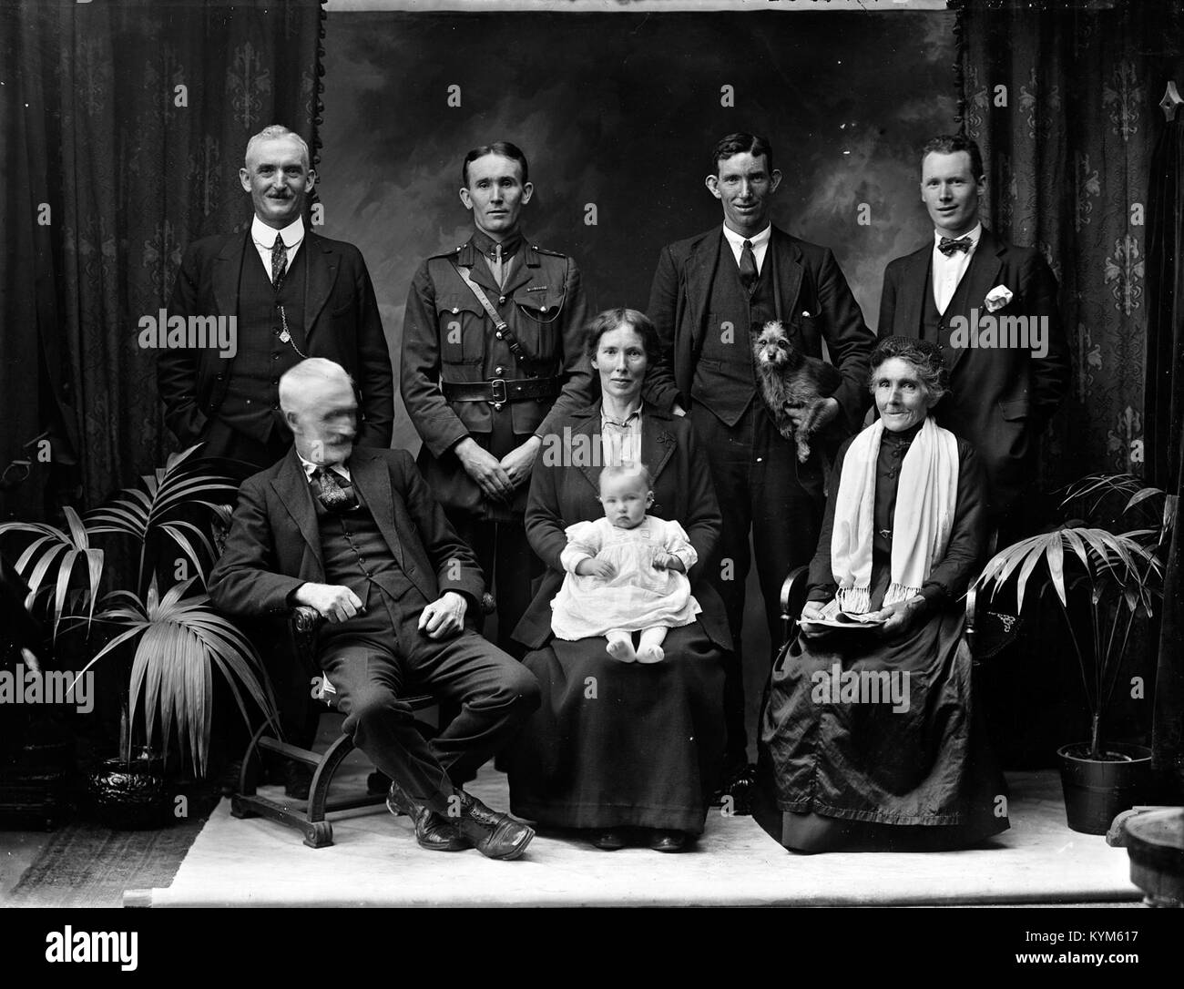Ein historisches Glasnegativ mit Arthur Henri Poole, dem Assistant Master in einem Arbeitshaus, mit einer Gruppe von Personen, darunter Johanna Dunphy, John Dunphy und andere Mitglieder der Familie Dunphy. Das Bild, Teil der Poole Collection in der National Library of Ireland, stammt aus dem späten 19. Oder frühen 20. Jahrhundert. Stockfoto