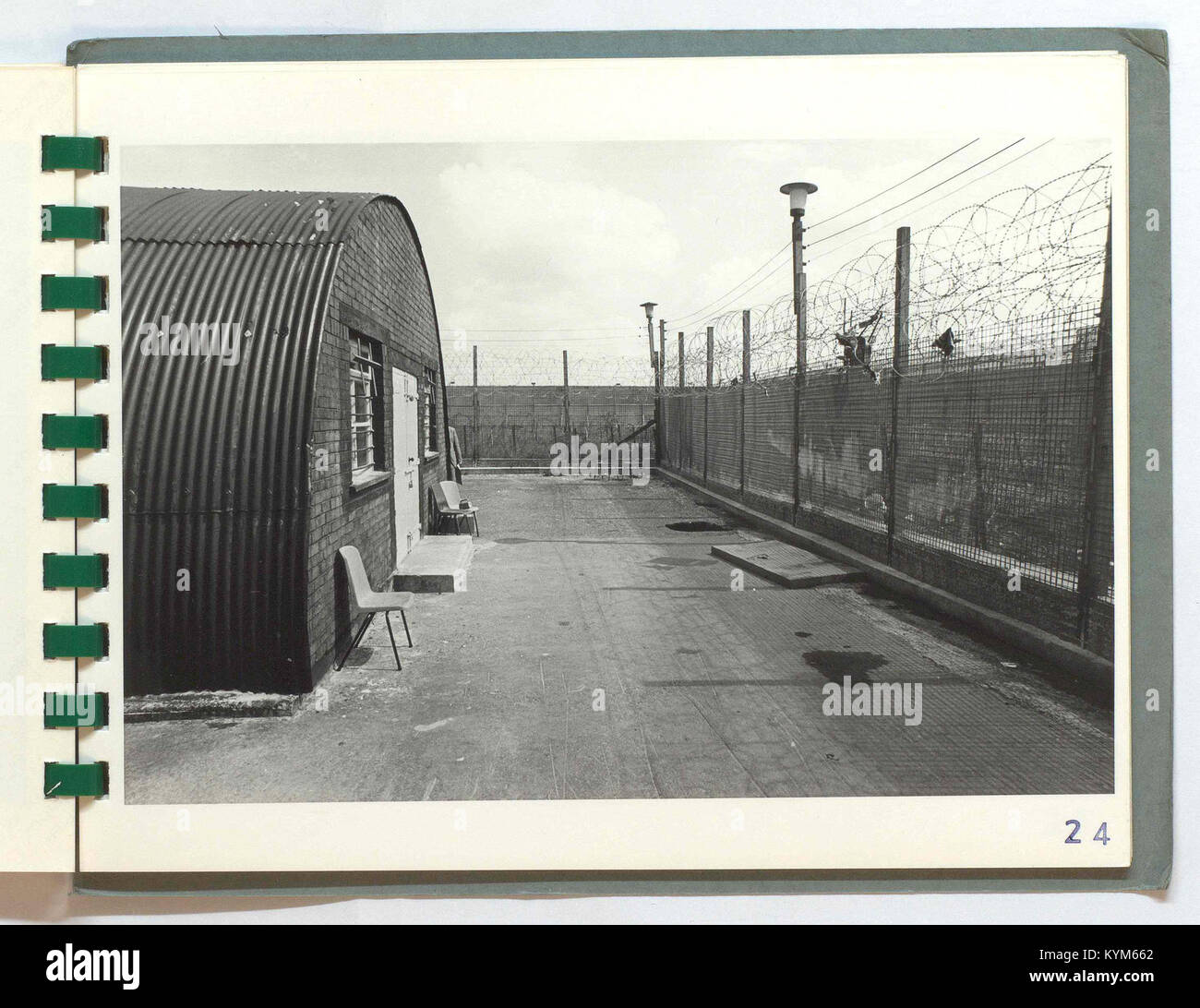 Ein Bild zeigt einen Moment der Flucht aus dem Jahr 1974 im HM Prison Maze, Nordirland. Das Foto zeigt das große Drama der H-Blocks während eines großen Fluchtversuchs. Stockfoto