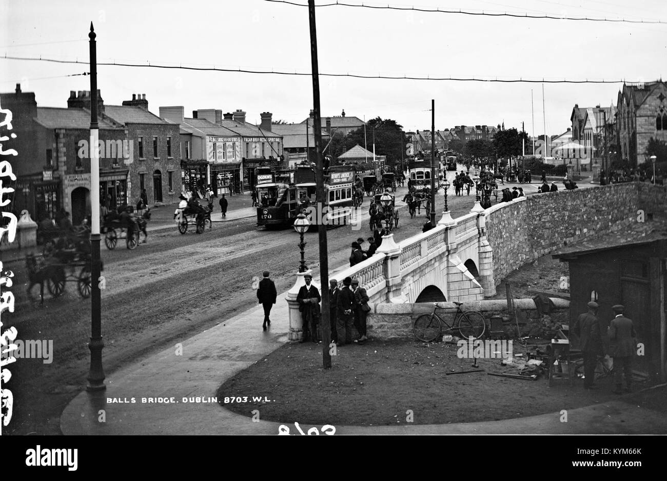 Ein historisches Glas-Negativbild von Ballsbridge, Co Dublin, mit Menschenmassen, Straßenbahnen und dem River Dodder. Dieses Bild aus der National Library of Ireland, das von Robert French aufgenommen wurde und Teil der Lawrence Photograph Collection ist, zeigt die Gegend der Royal Dublin Society mit Kutschen und Menschen aus dem frühen 20. Jahrhundert. Stockfoto